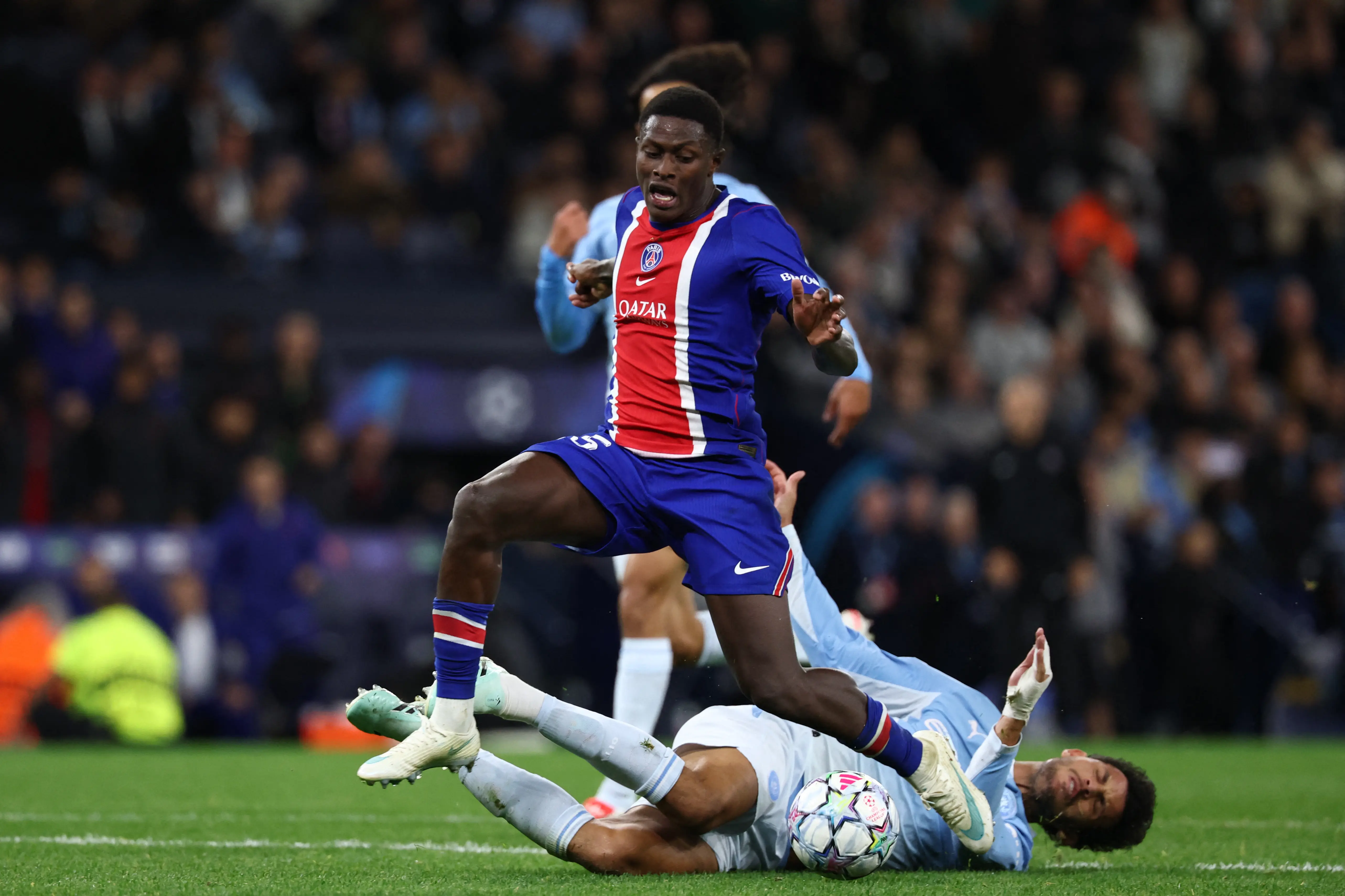 PSG confirma lesão de Nuno Mendes e acende alerta para duelo com o Barcelona