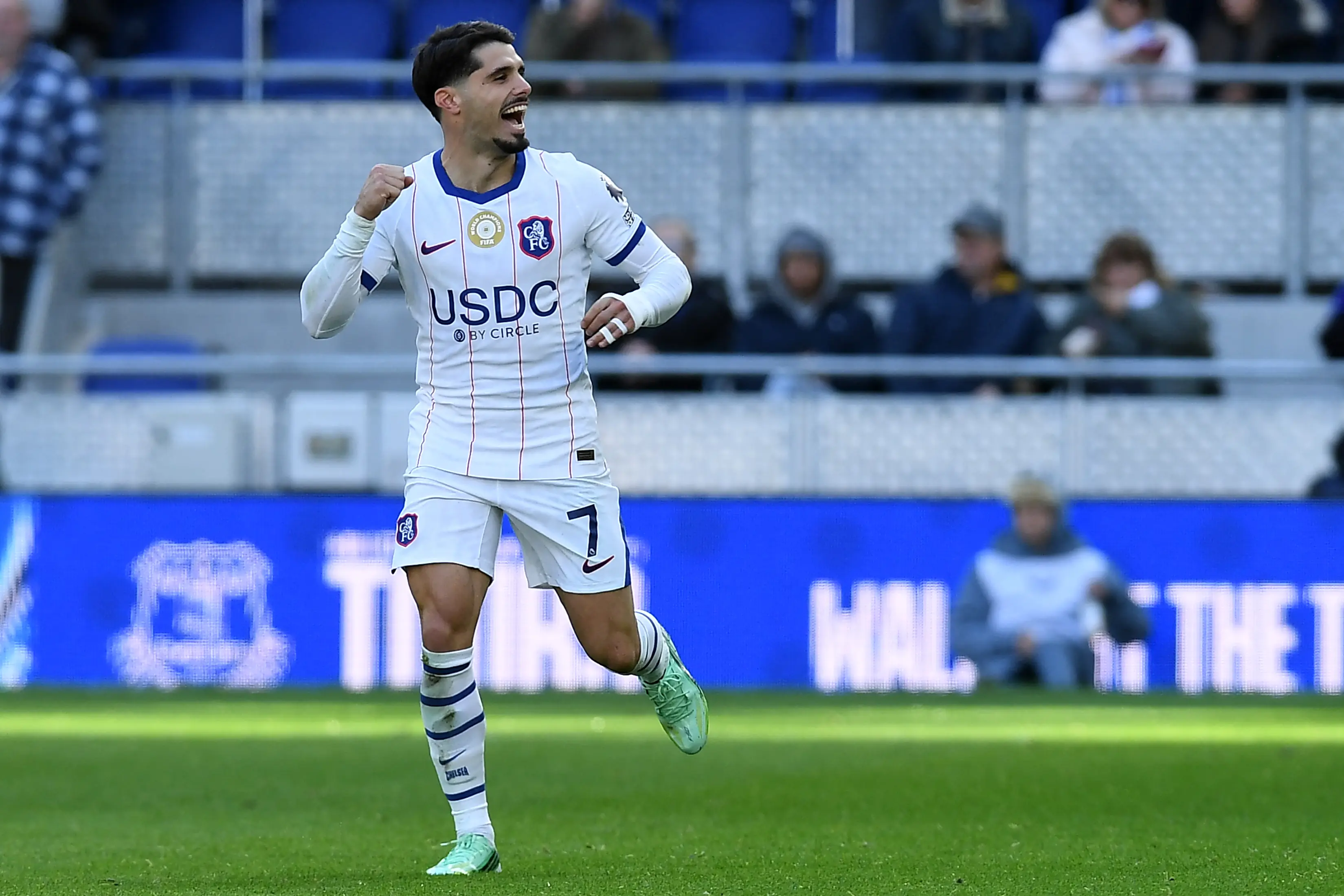 Com dois de Pedro Neto, Chelsea vence Everton e entra no G4 do Inglês