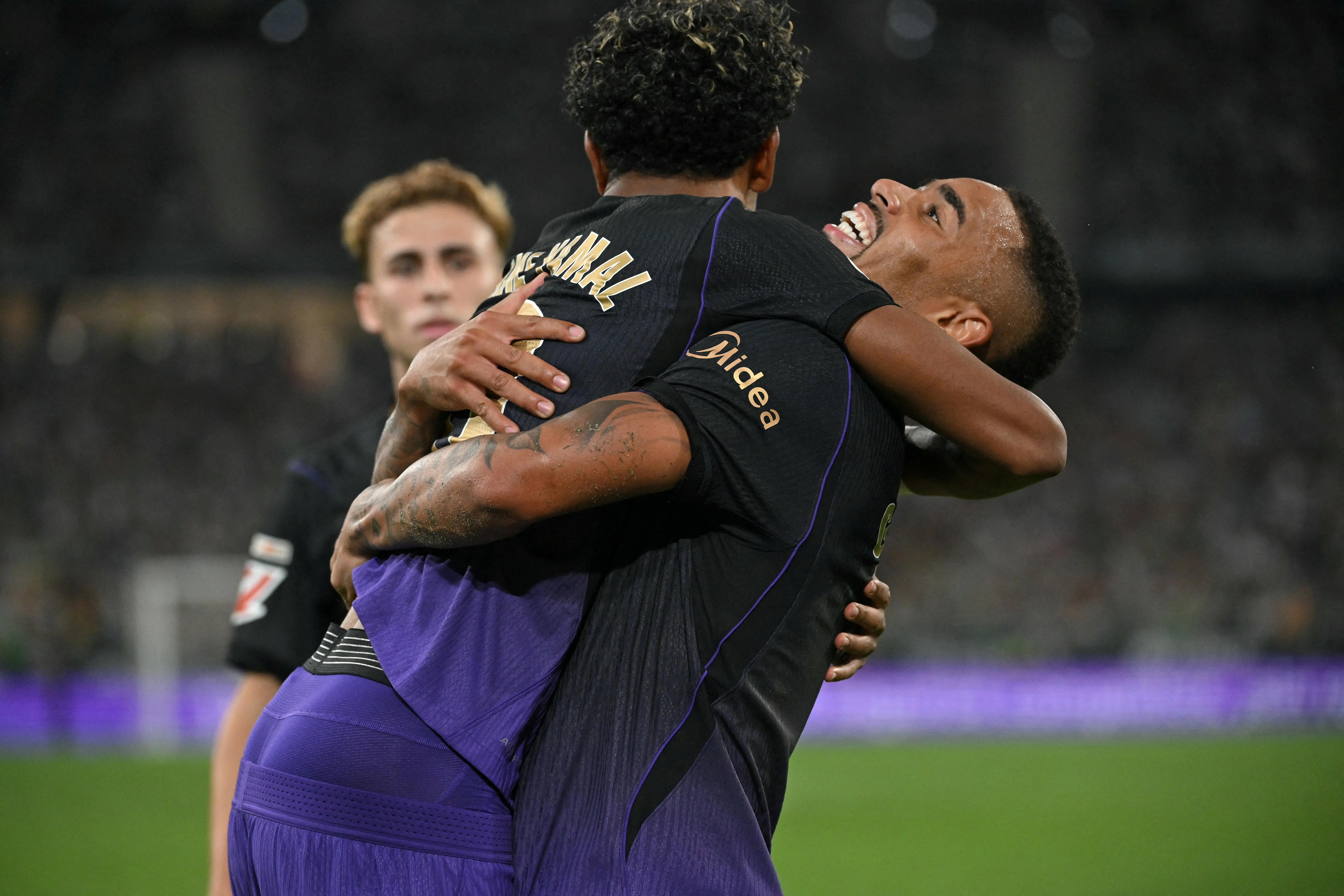 Com gol de Jesus e brilho de Yamal, Barcelona goleia Betis e mantém 100% na temporada