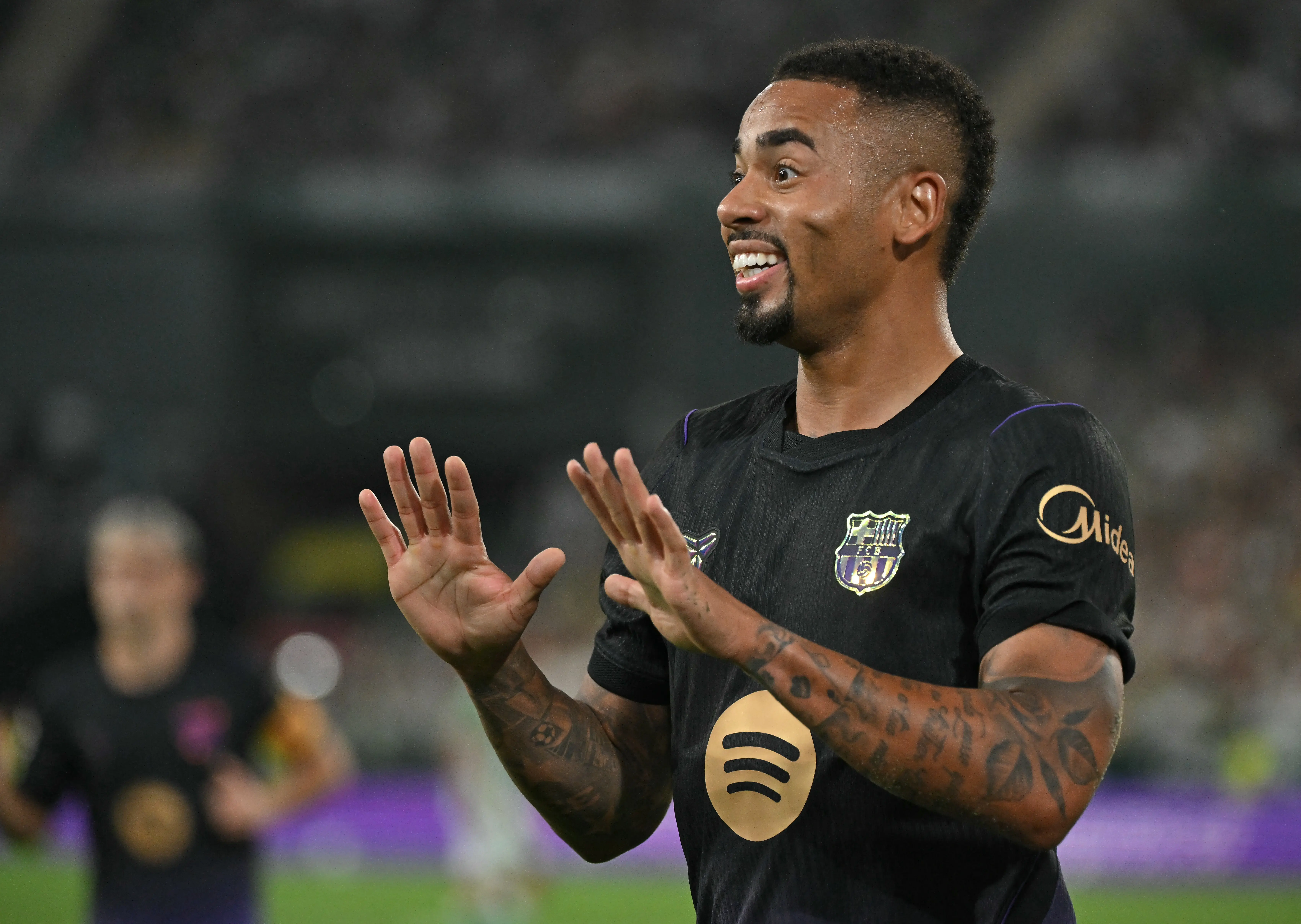 Gabriel Jesus supera Neymar e Ronaldinho em início pelo Barcelona e mira sequência histórica