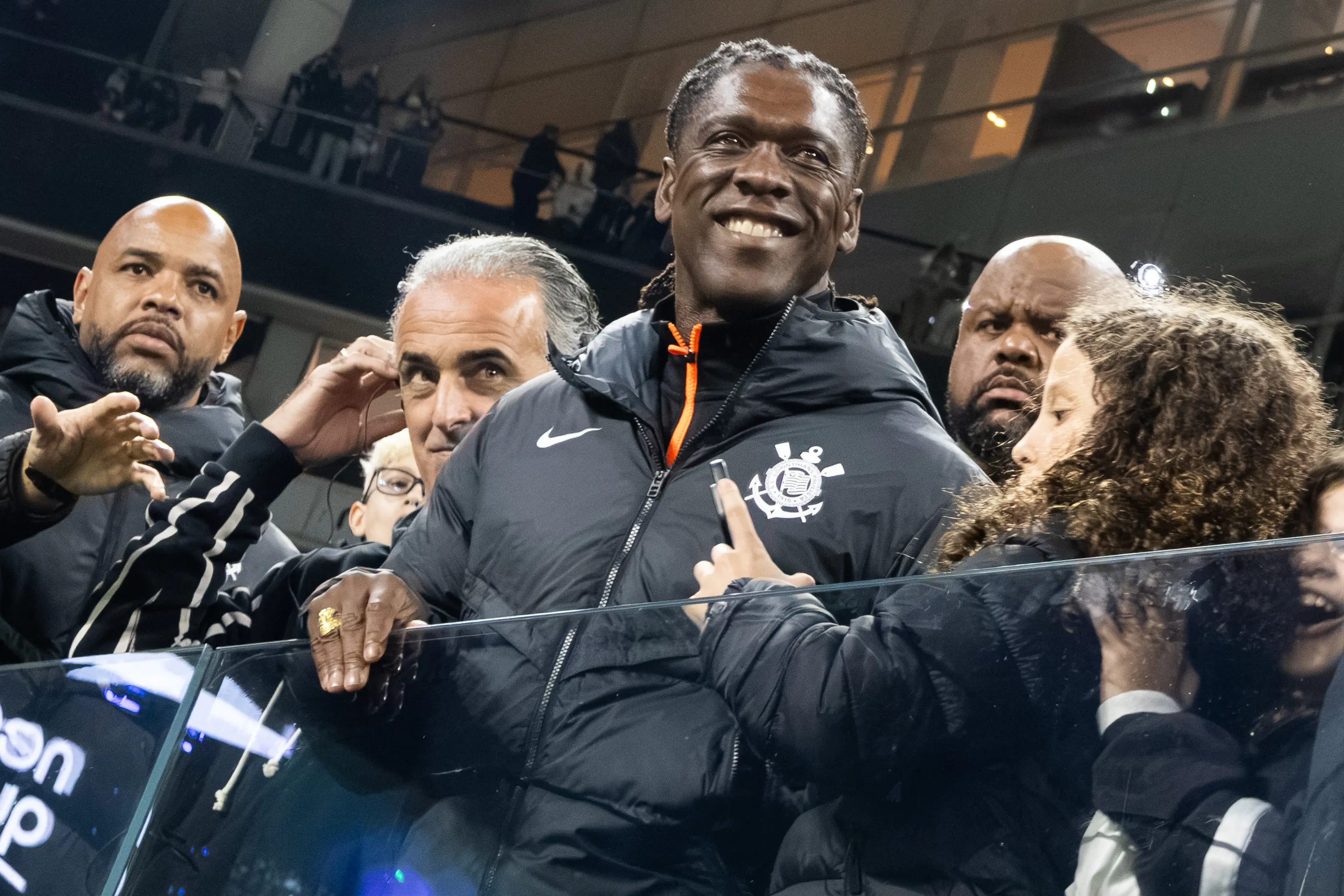 Seedorf acompanha jogo do Corinthians das arquibancadas e faz “poropopó”