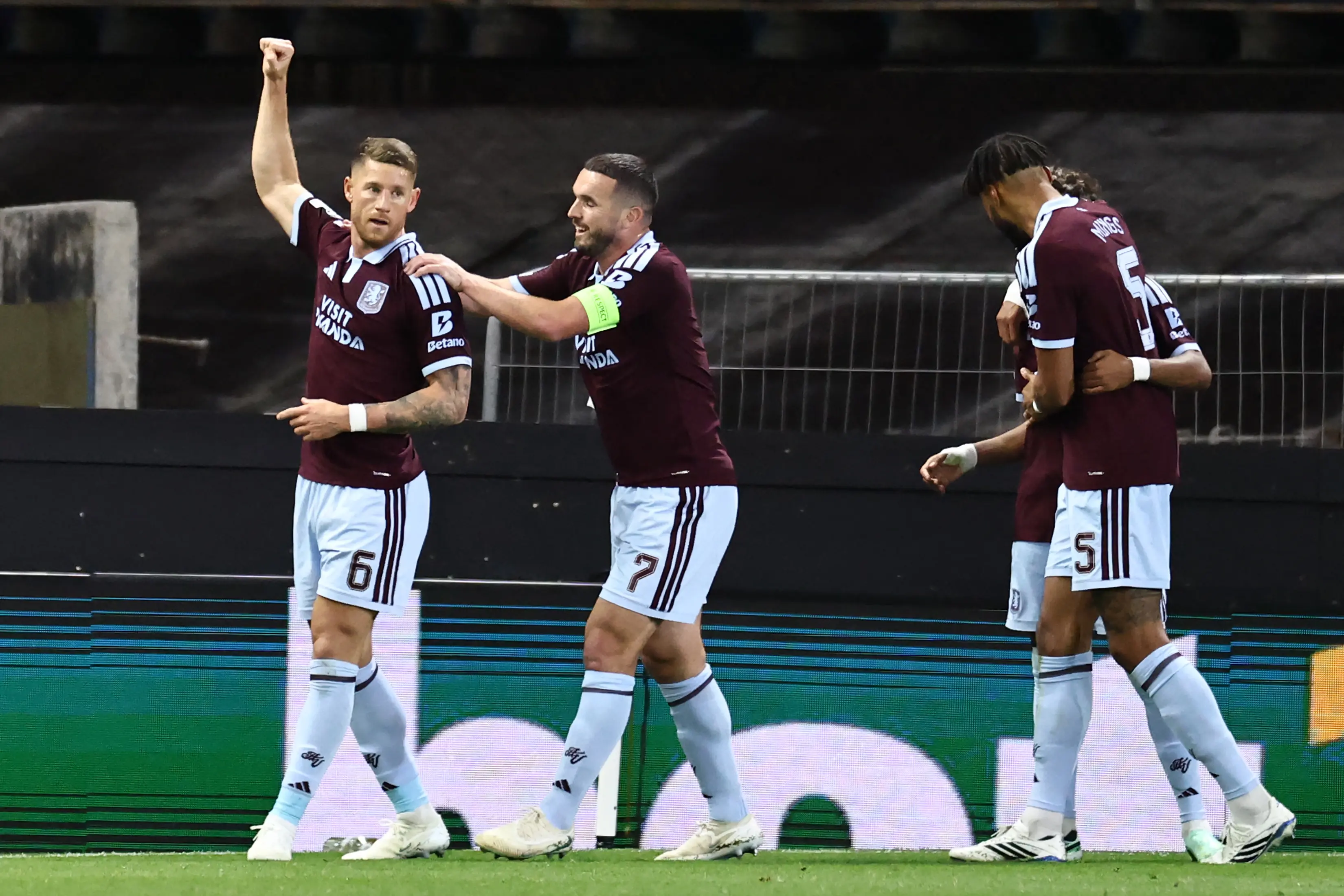 Aston Villa bate Viking e assume vice-liderança da Champions