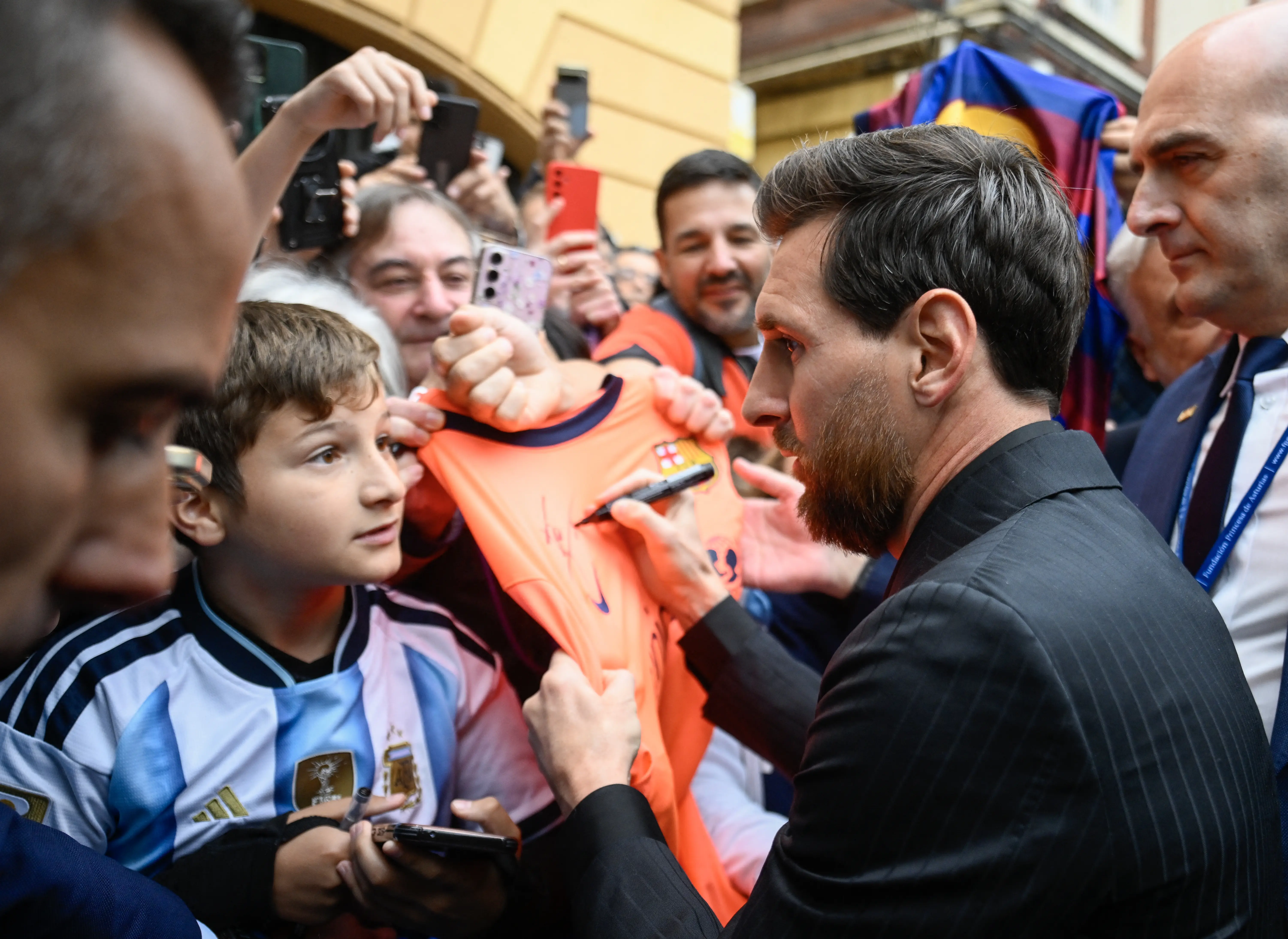Messi é recebido com festa na Espanha para ser reconhecido com prêmio