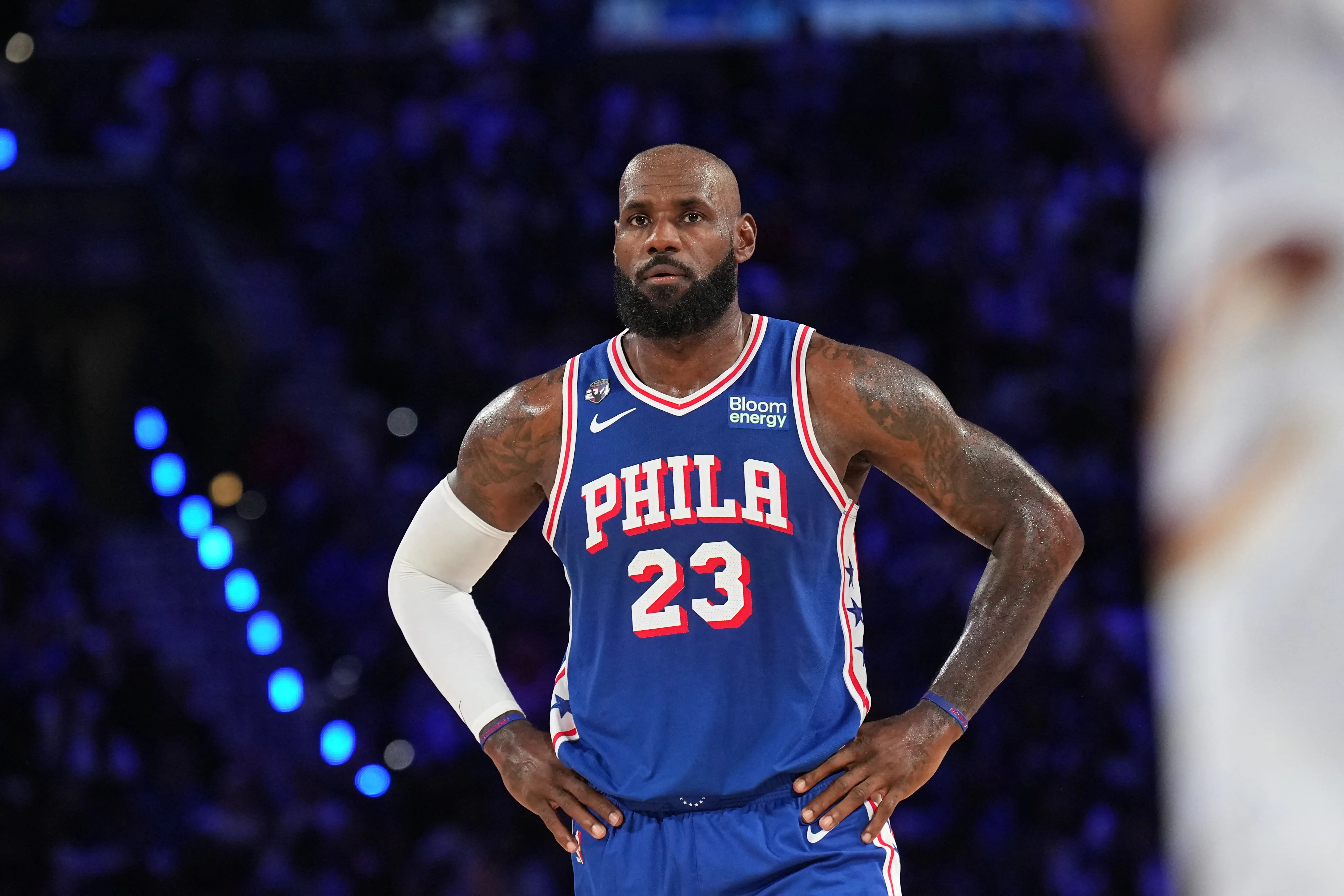 LeBron James estreia em casa com vaias, resposta a Trump e virada histórica