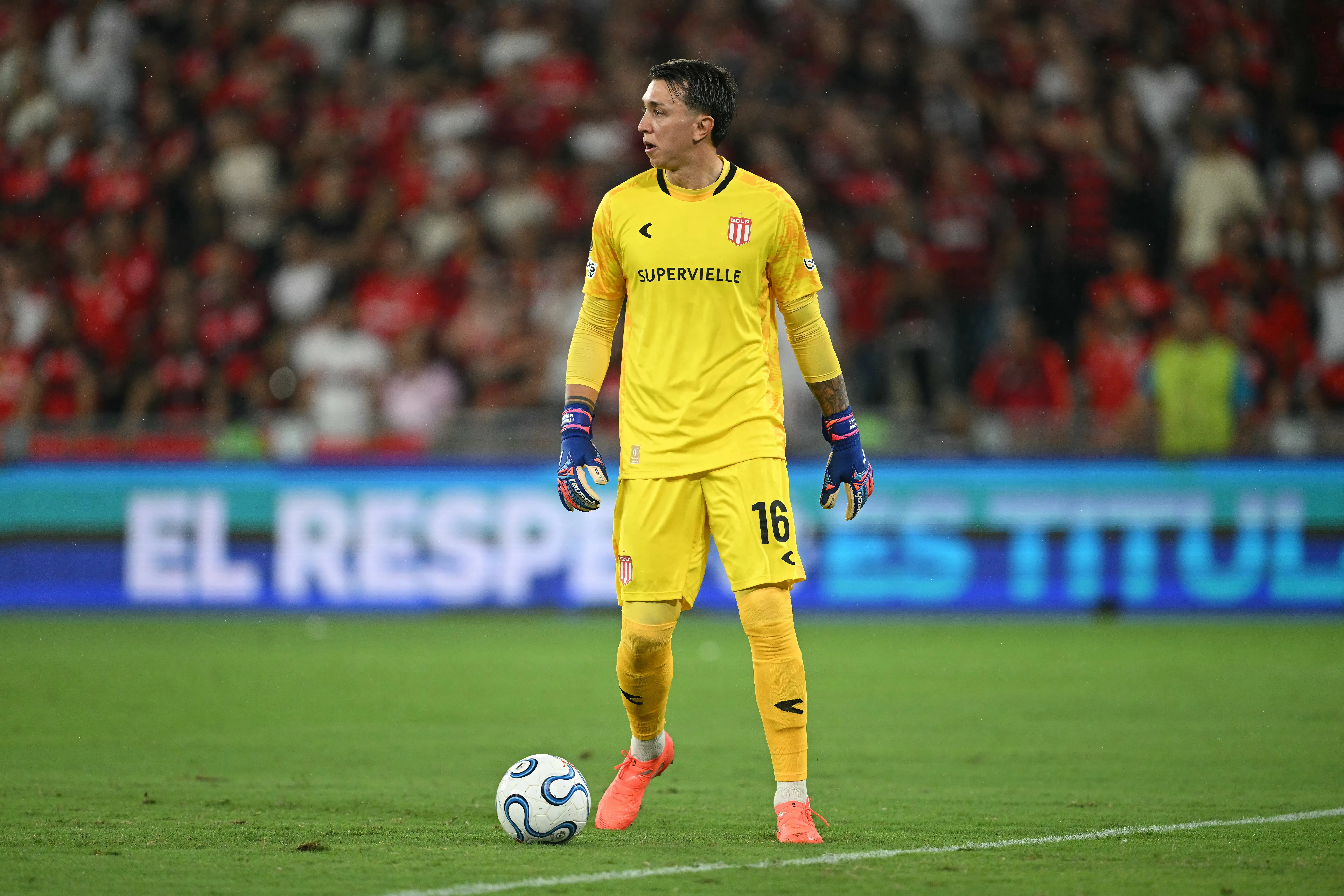 Muslera faz grande defesa em finalização de Plata cara a cara; veja o lance