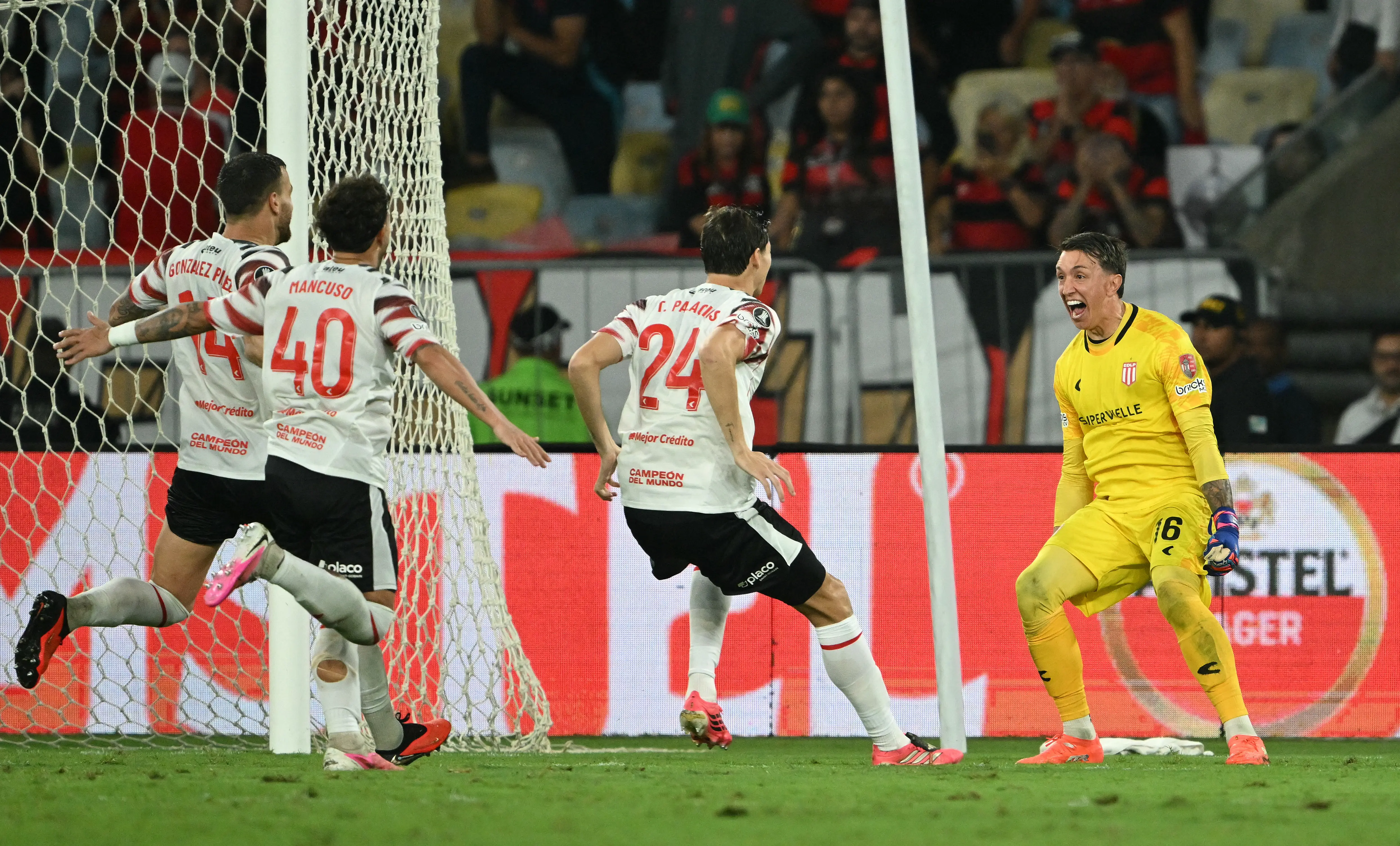 Muslera dá a volta por cima após falhas na Copa e leva Estudiantes à final da Libertadores