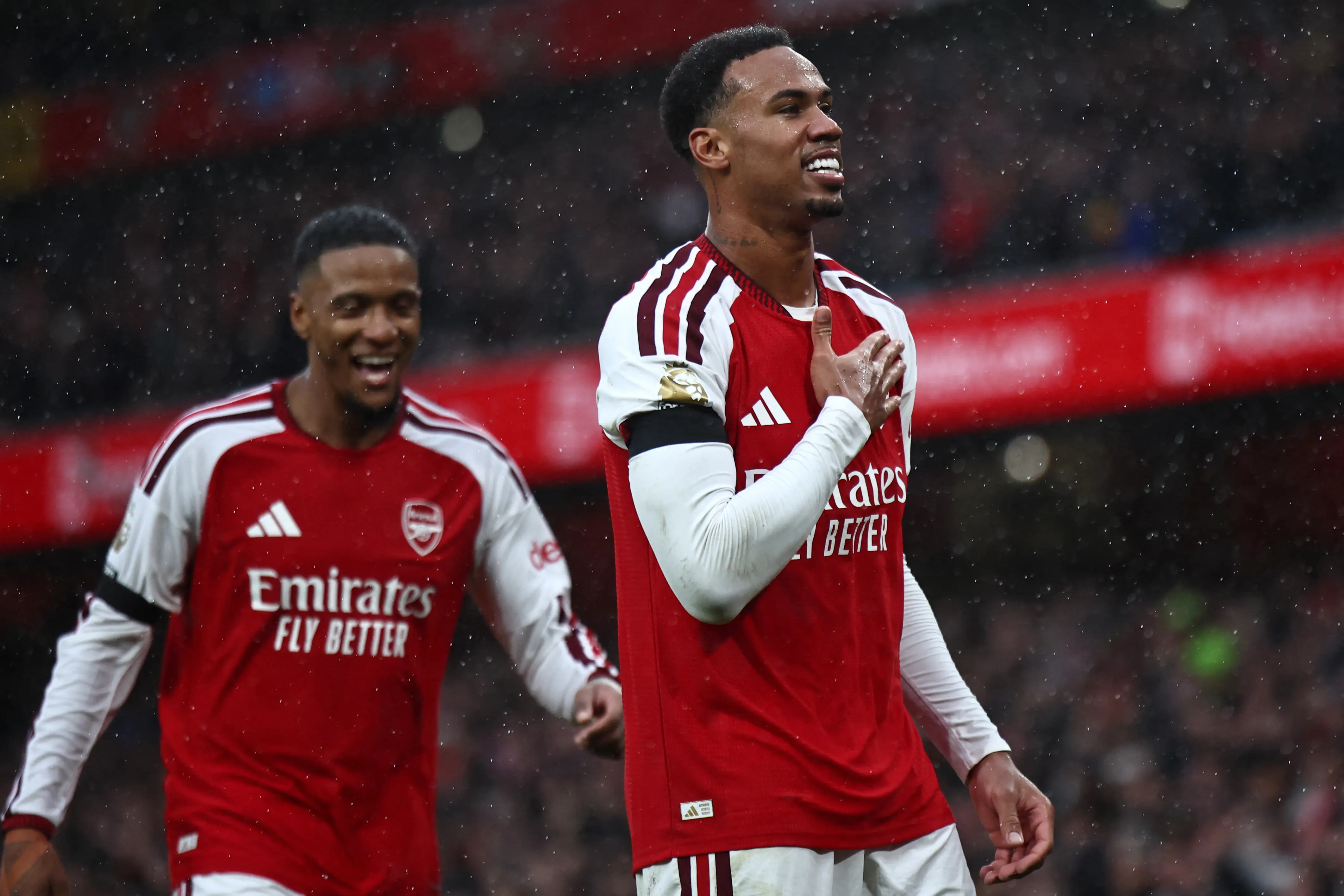 Com gol de Gabriel Magalhães, Arsenal vence Everton e encosta na liderança do Inglês