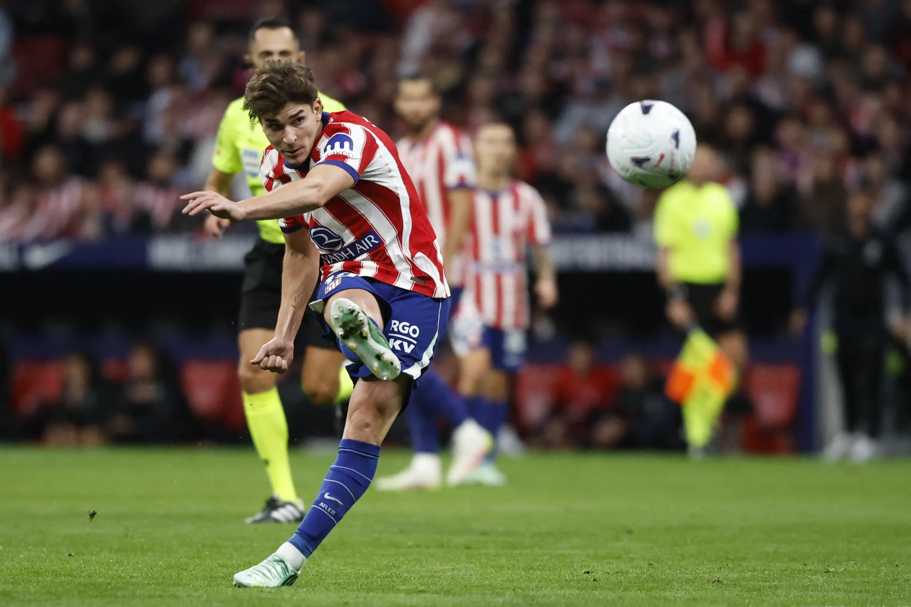 Barcelona recebe multa por tentativa de contratar Julián Álvarez, do Atlético de Madrid