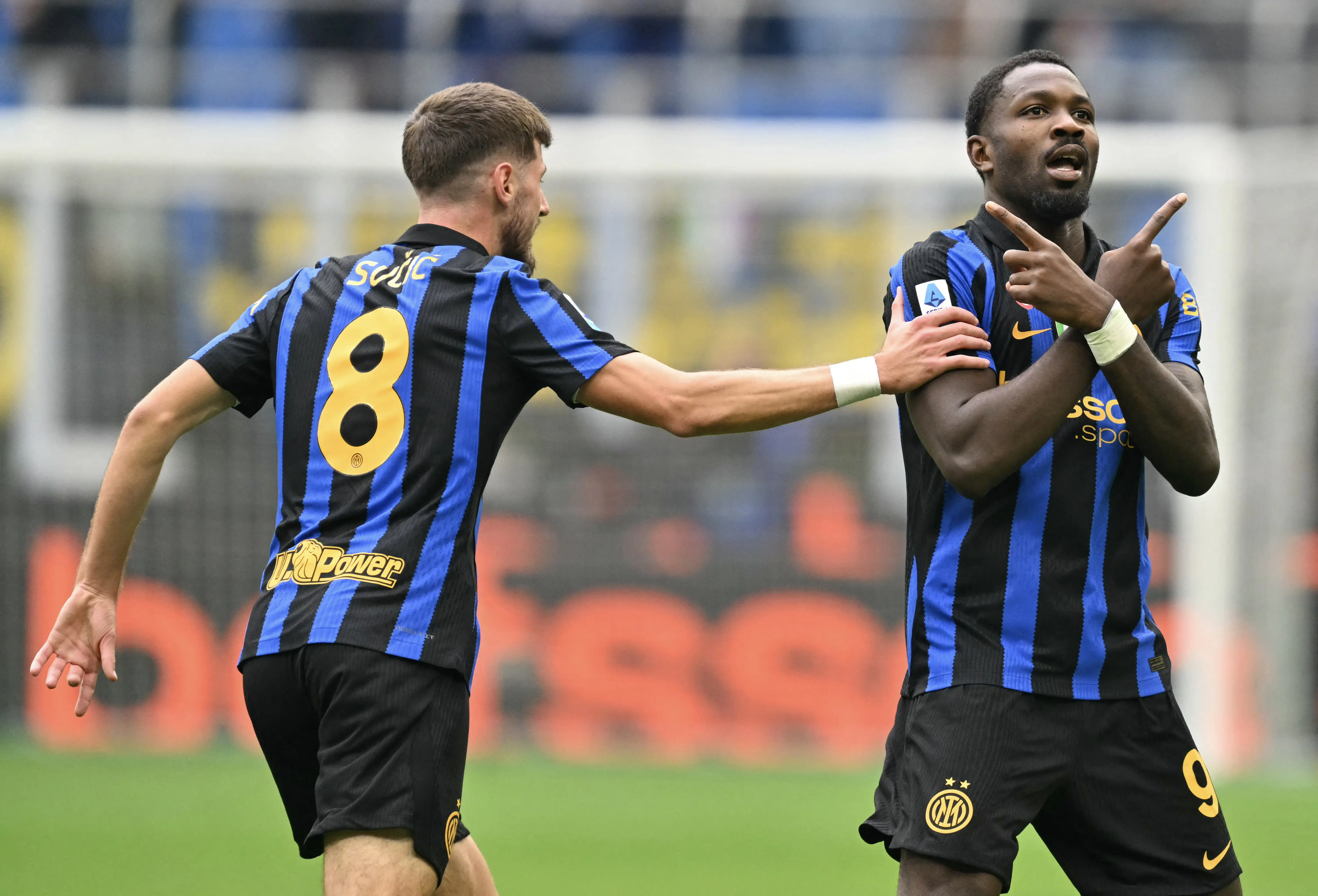 Inter de Milão consegue virada no fim contra a Fiorentina e mantém liderança no Italiano