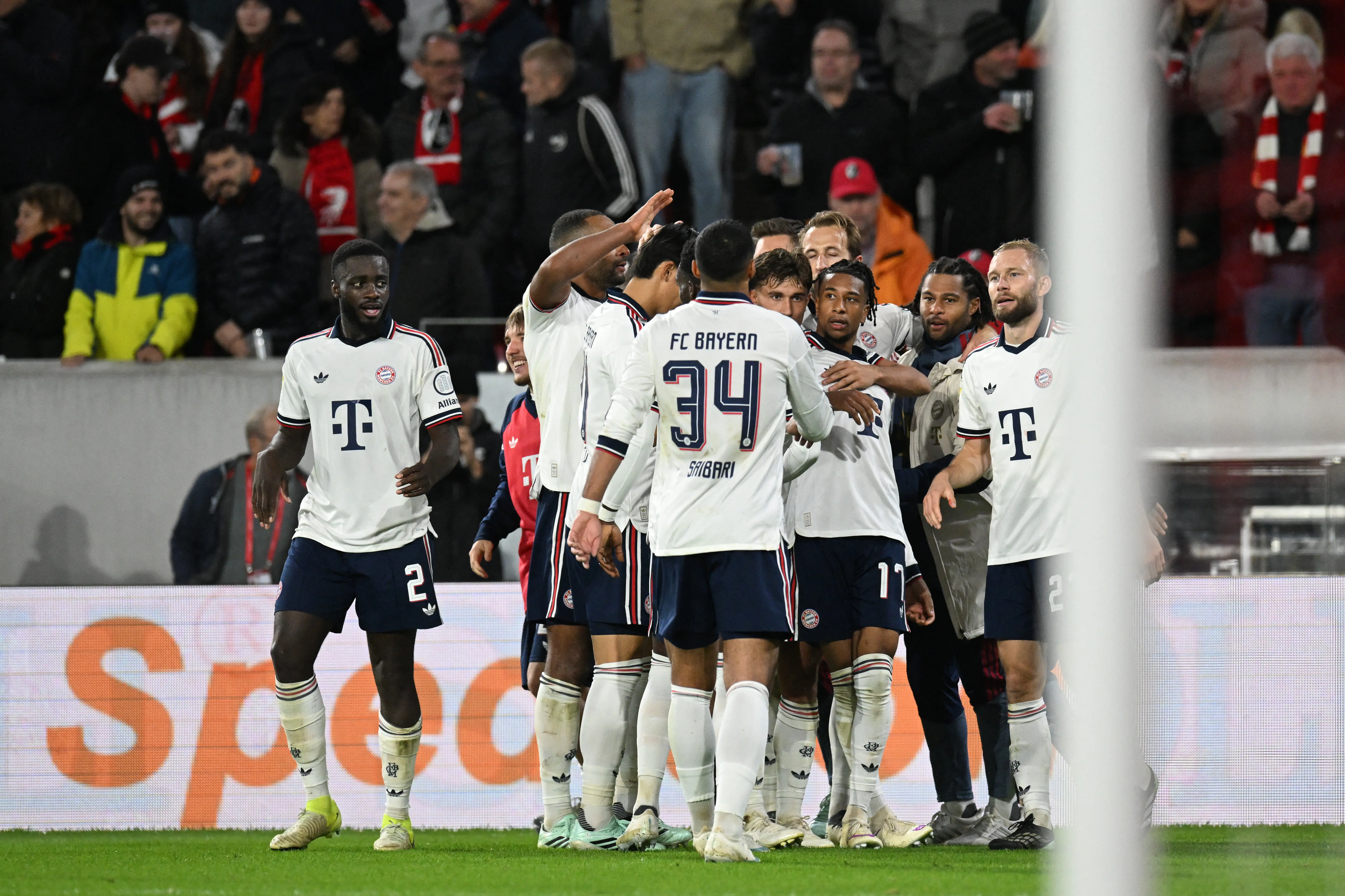 Goleiro falha no fim, Bayern vence Freiburg e se mantém na liderança do Campeonato Alemão