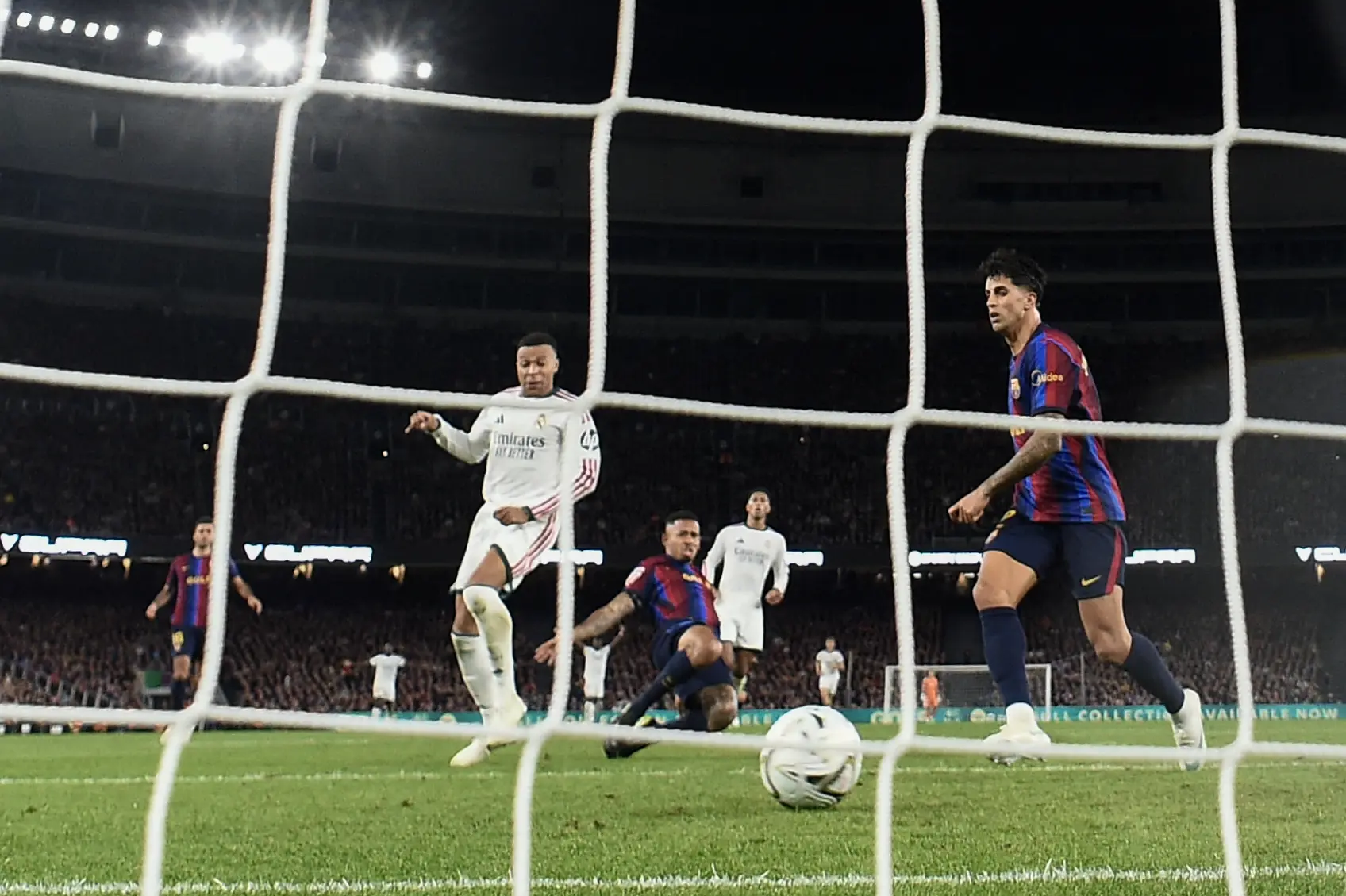 LaLiga denuncia comportamentos violentos de torcedores no ‘El Clásico’
