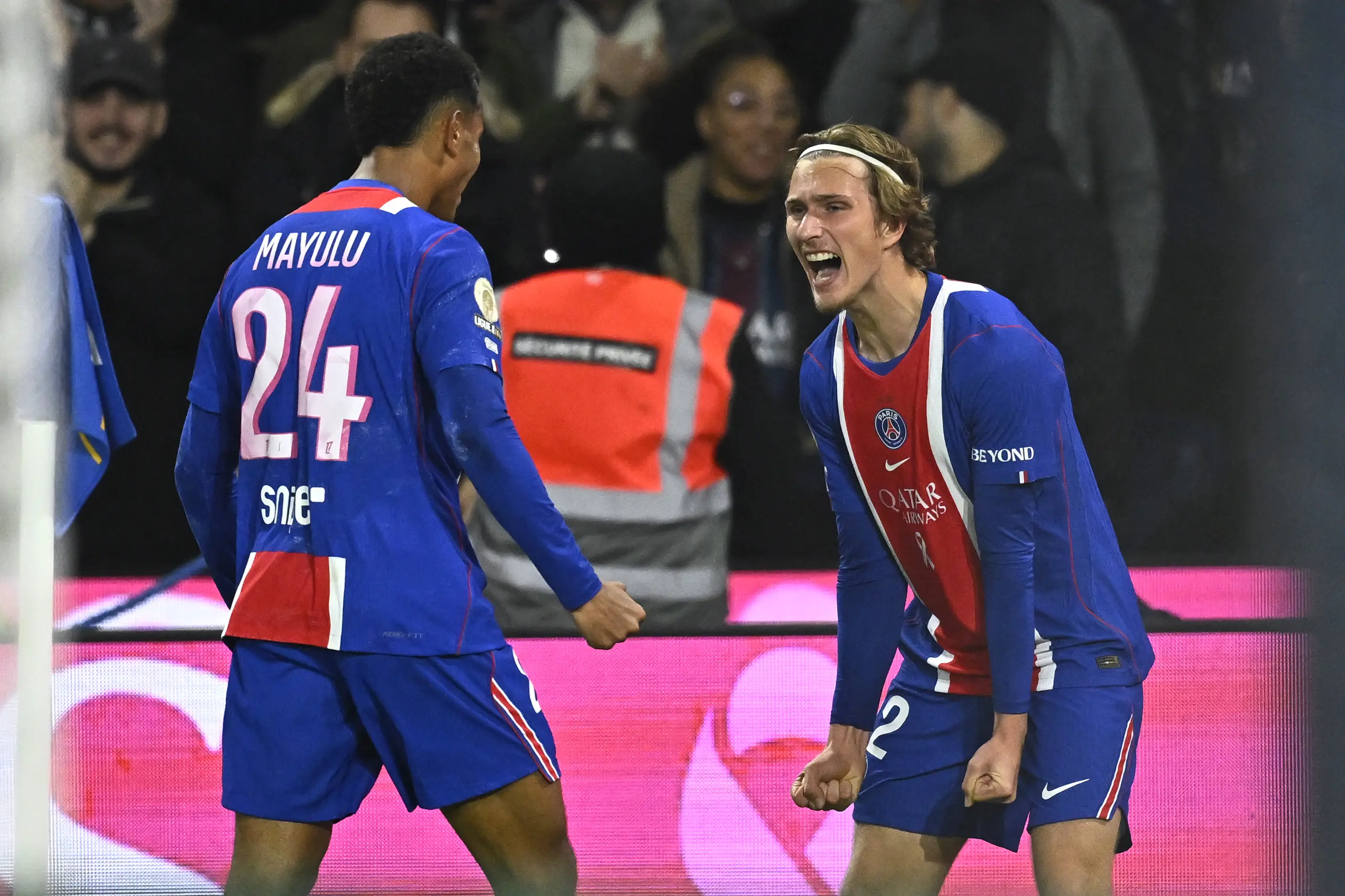 PSG vence Lyon e assume a liderança do Francês