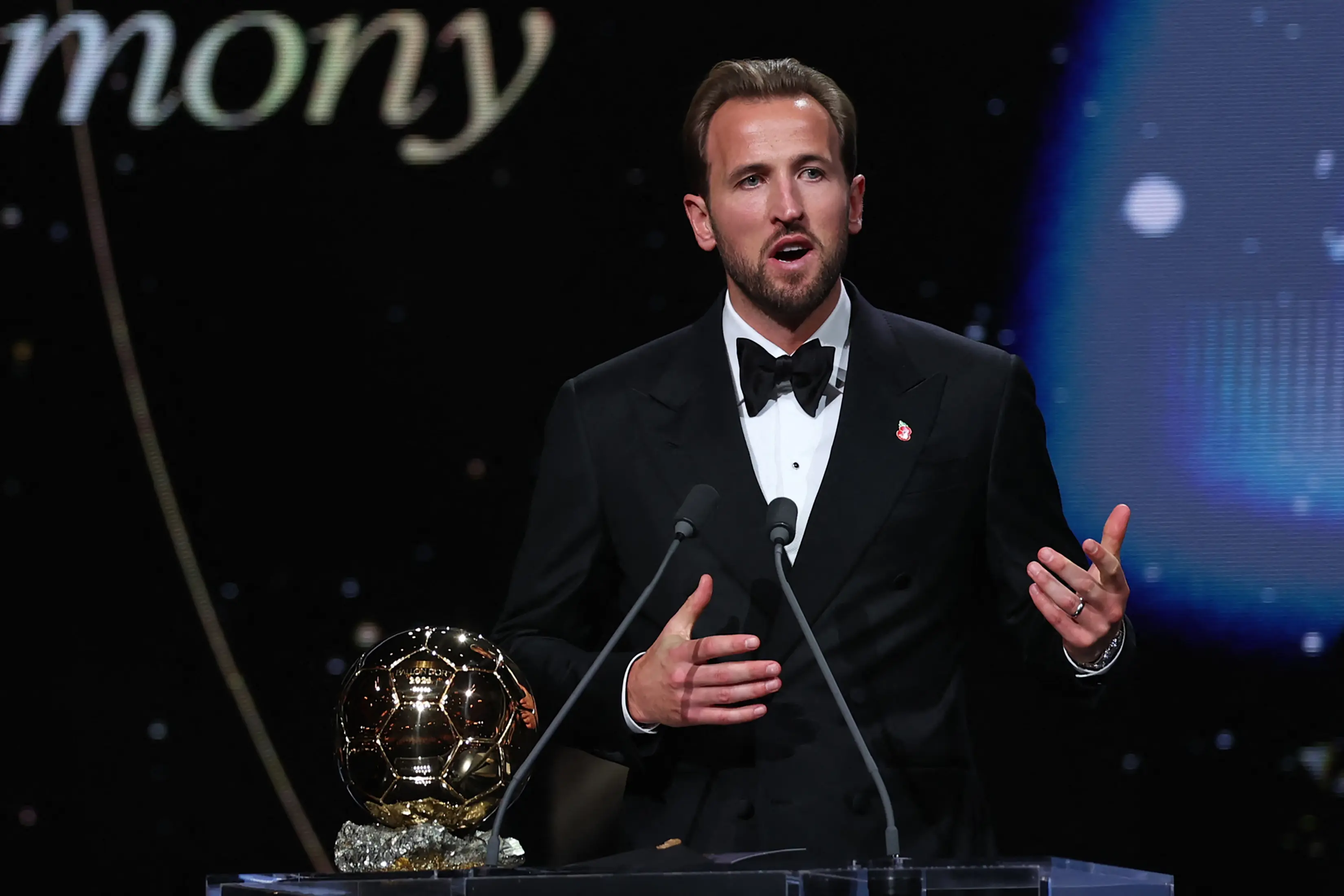Kane celebra Bola de Ouro e mira título da Champions pelo Bayern