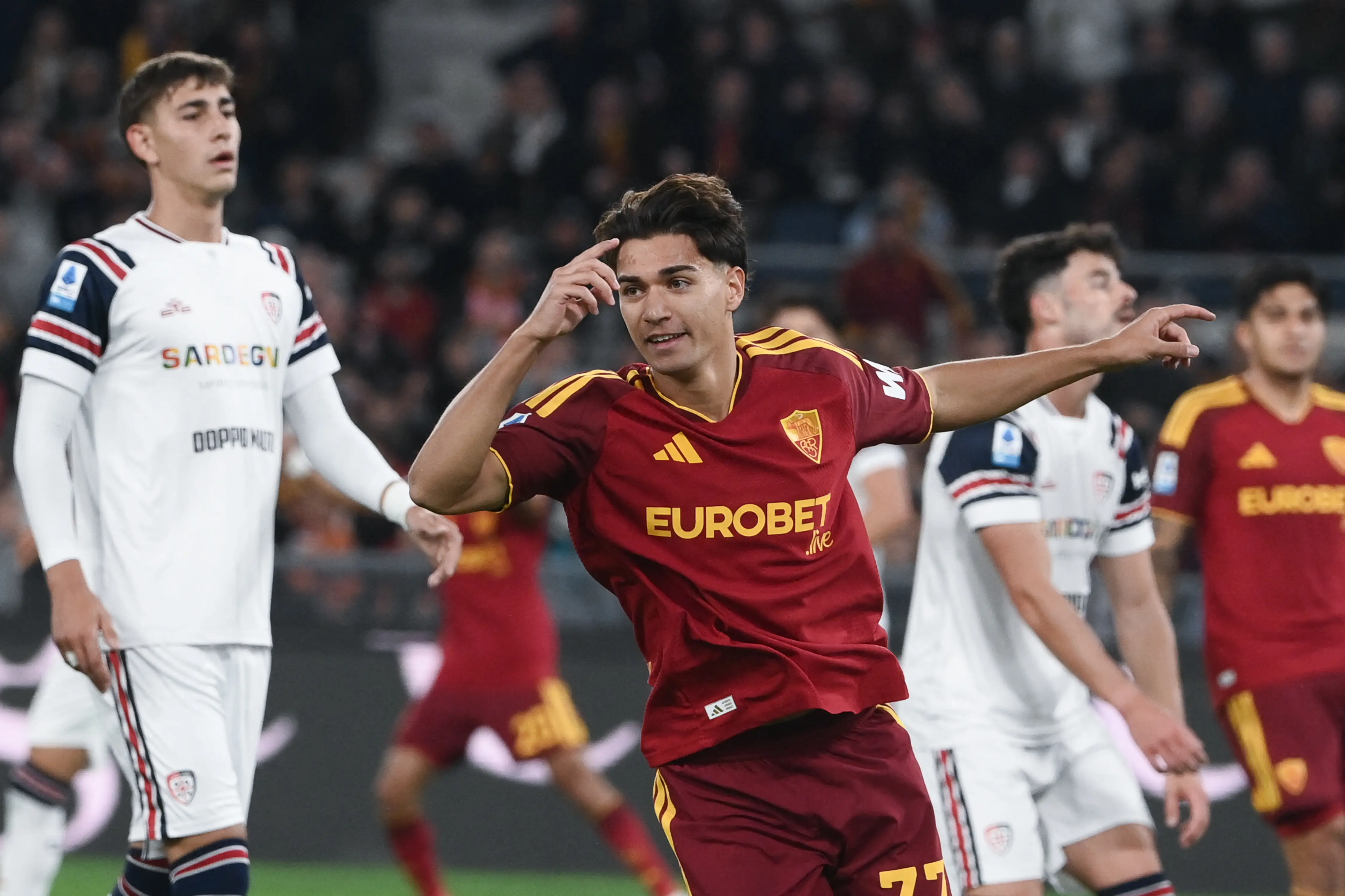 Roma goleia Cagliari com dois gols no fim e segue invicta no Campeonato Italiano