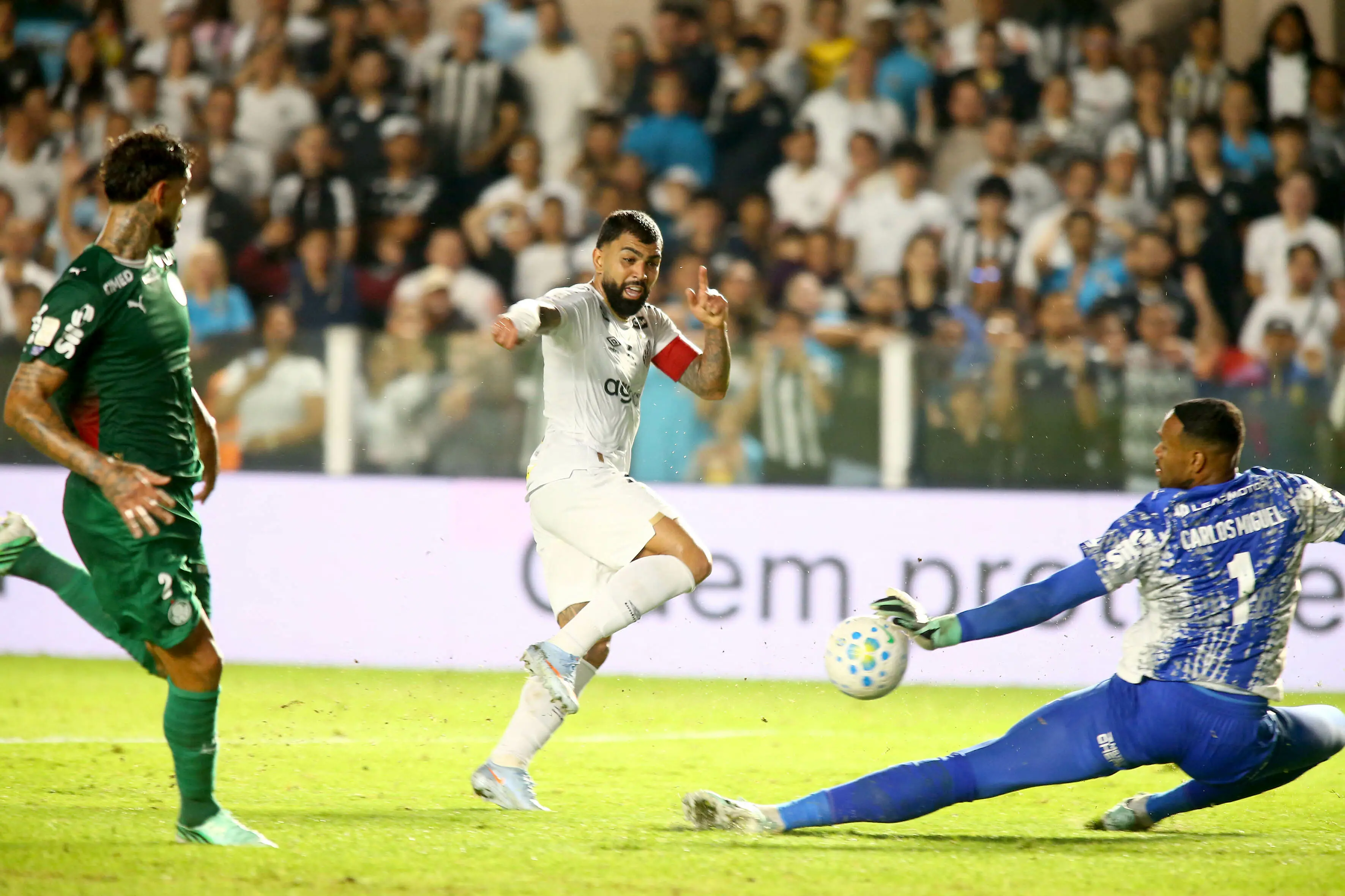 Cuca e Gabigol discutem no intervalo de Santos x Palmeiras, mas voltam abraçados
