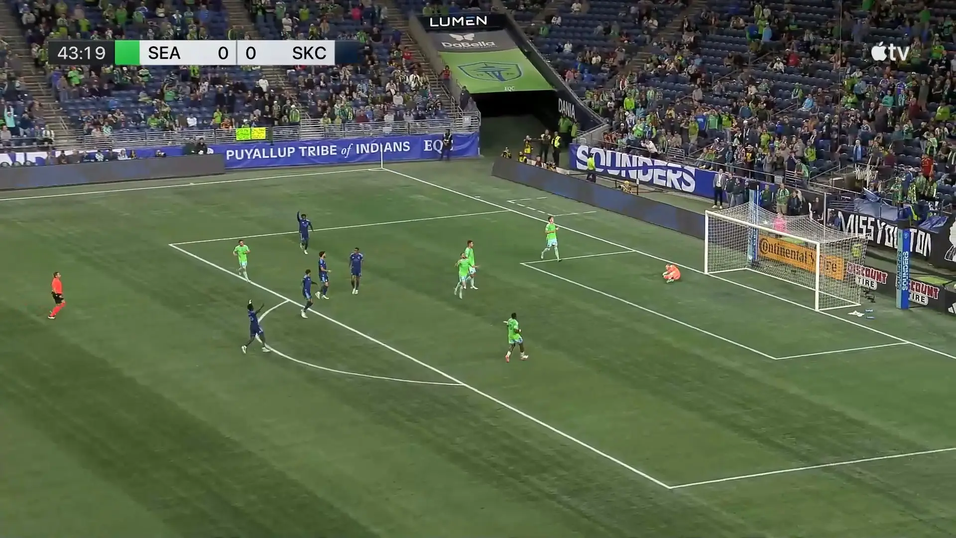 Ex-Flamengo, André Luiz deixa o goleiro do Seattle Sounders pregado no chão e marca para o Kansas City
