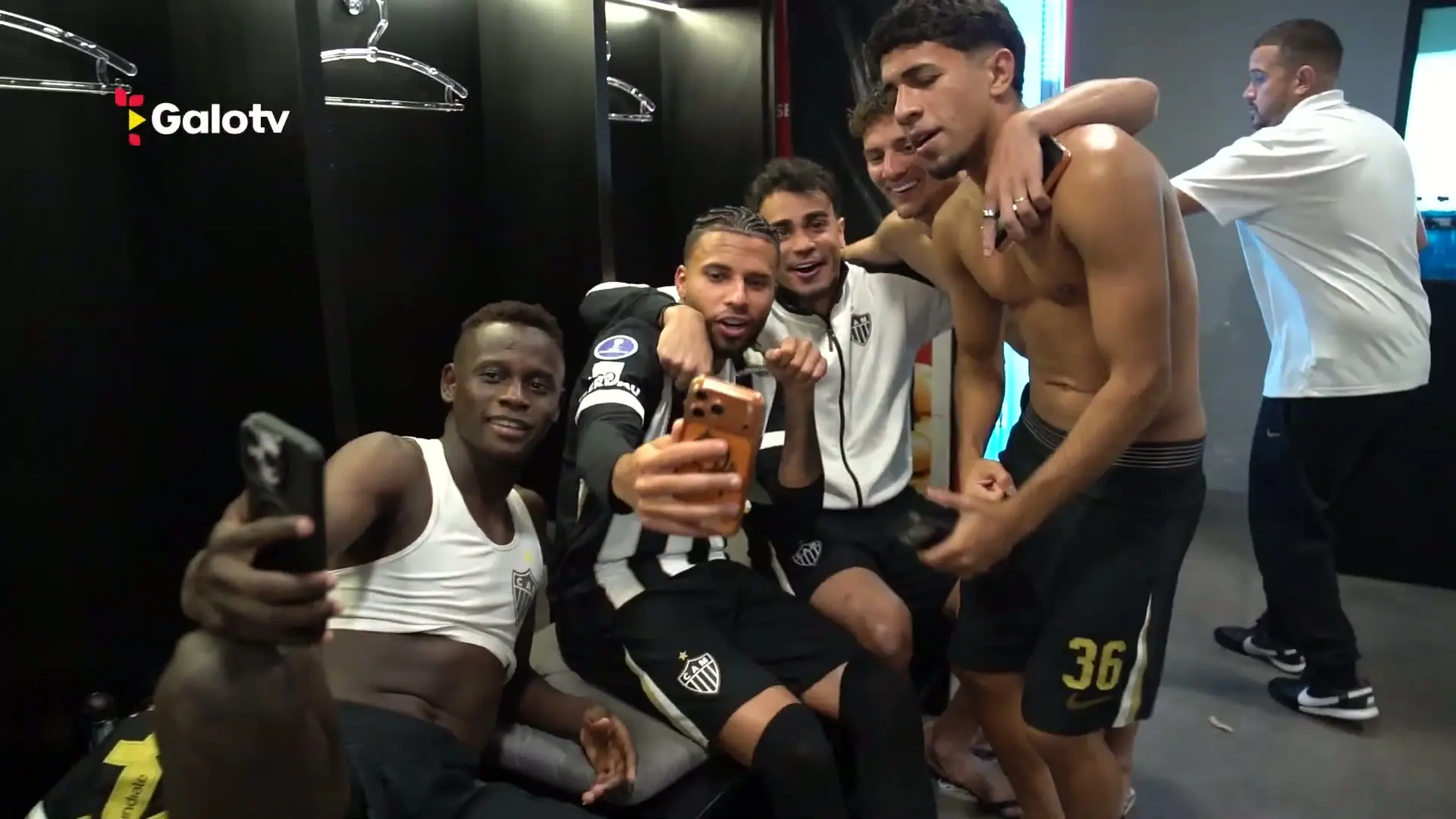 Bastidores da festa do Galo no vestiário do Centenário após vaga na final
