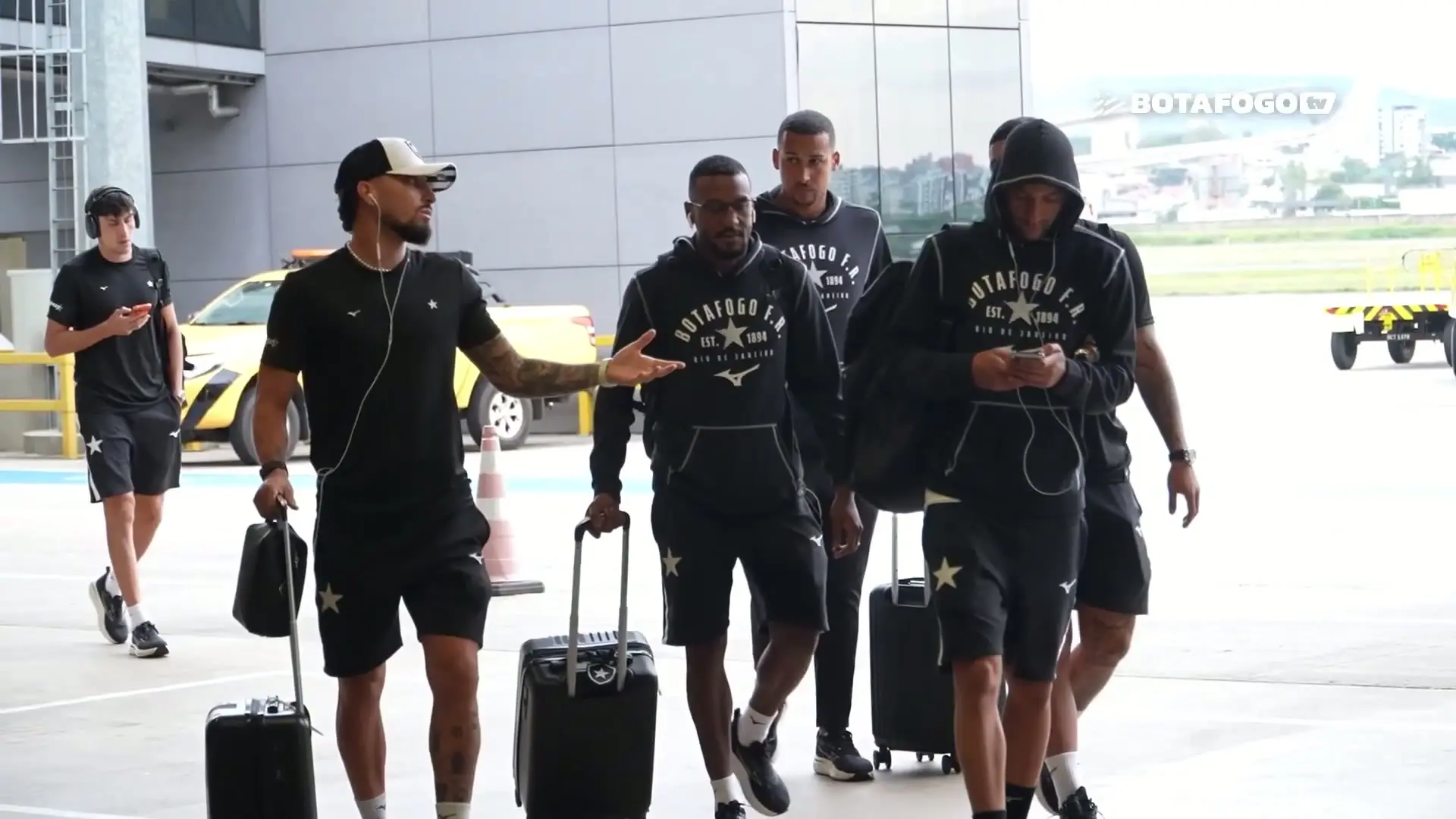 Botafogo chega em Porto Alegre para duelo com o Internacional