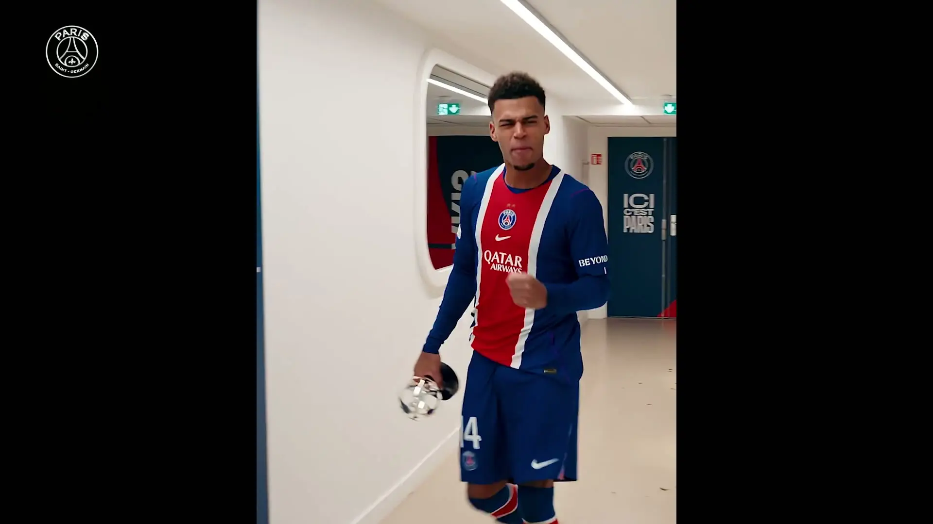 Doué é eleito o melhor em campo, e PSG comemora no túnel após vitória sobre o Barcelona