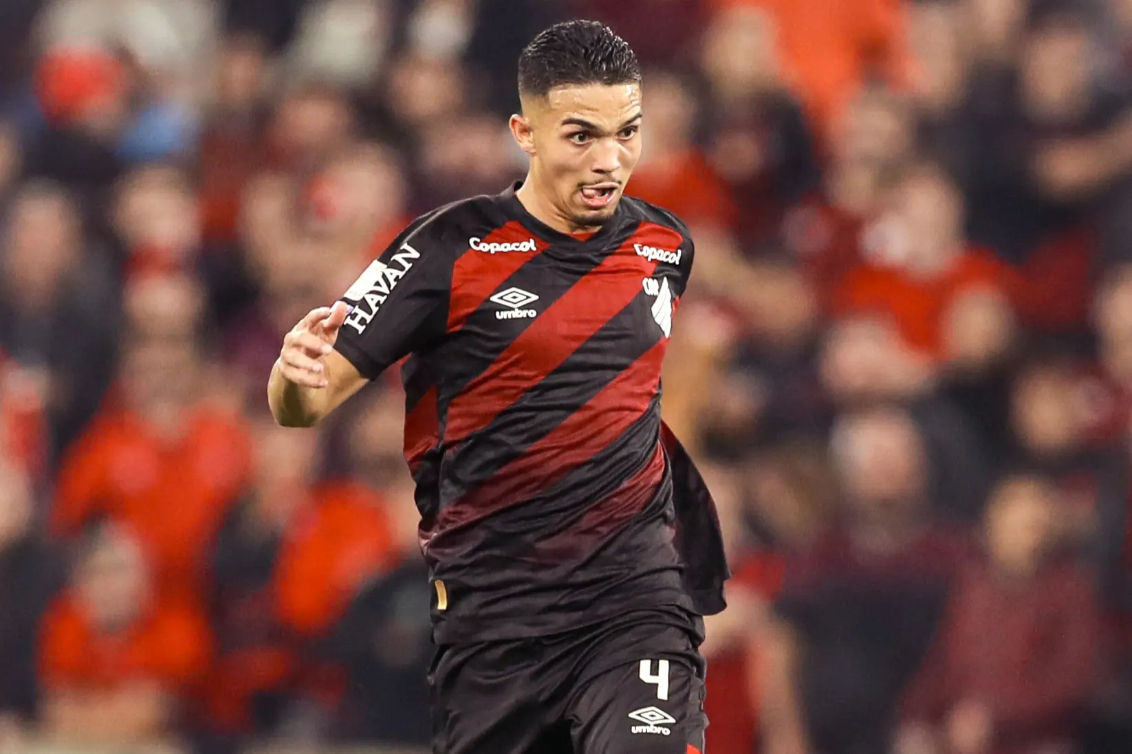 Barcelona monitora Arthur Dias, do Athletico-PR, convocado por Ancelotti para a Seleção
