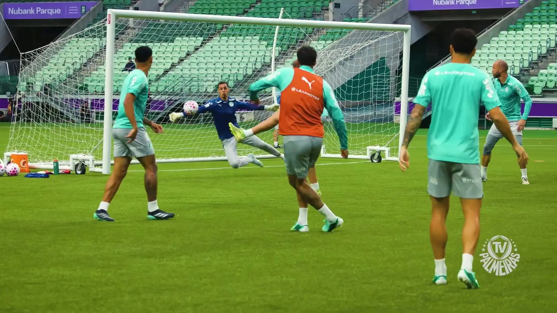 Palmeiras treina no Nubank Parque com Giay para retorno do Brasileirão
