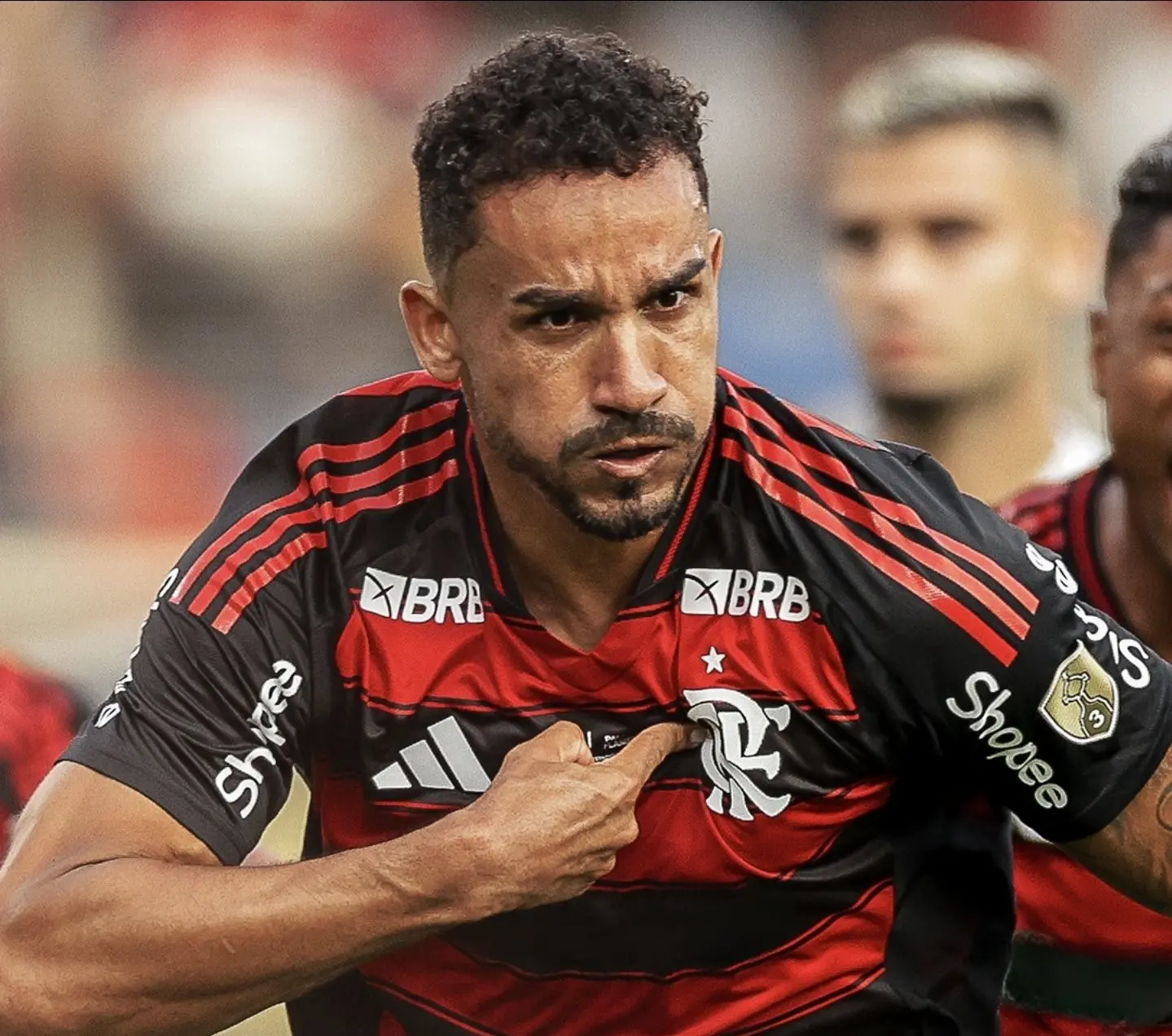 Danilo passa por cirurgia e Flamengo reclama de nova fratura no elenco