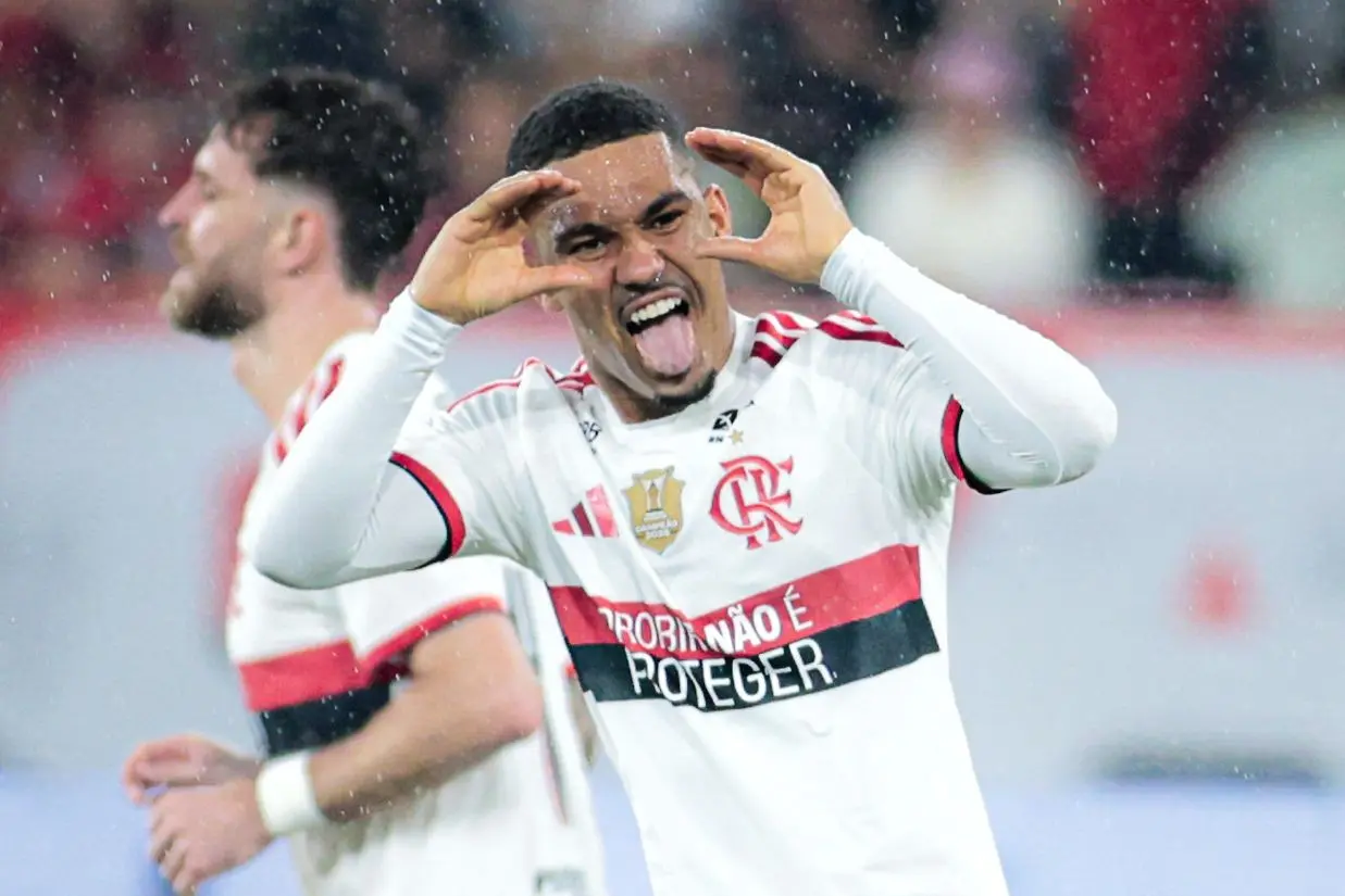 Flamengo goleia misto do Vasco e abre três pontos para o Palmeiras na ponta