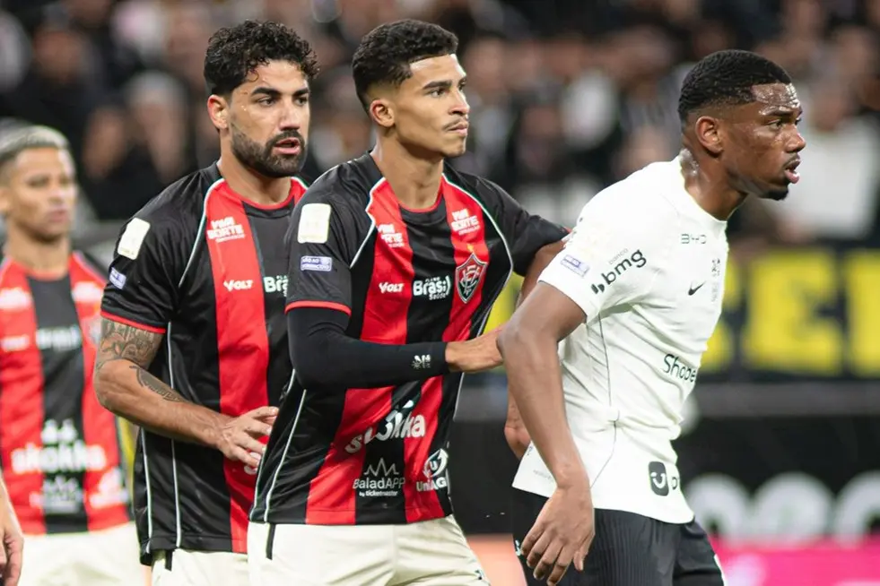 Lucas Arcanjo valoriza empate do Vitória com o Corinthians e celebra defesa no fim