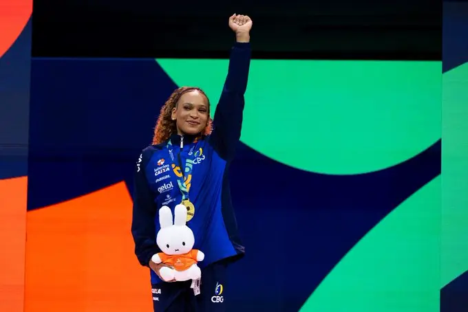 Rebeca Andrade conquista ouro no salto e faz história no Mundial de Ginástica