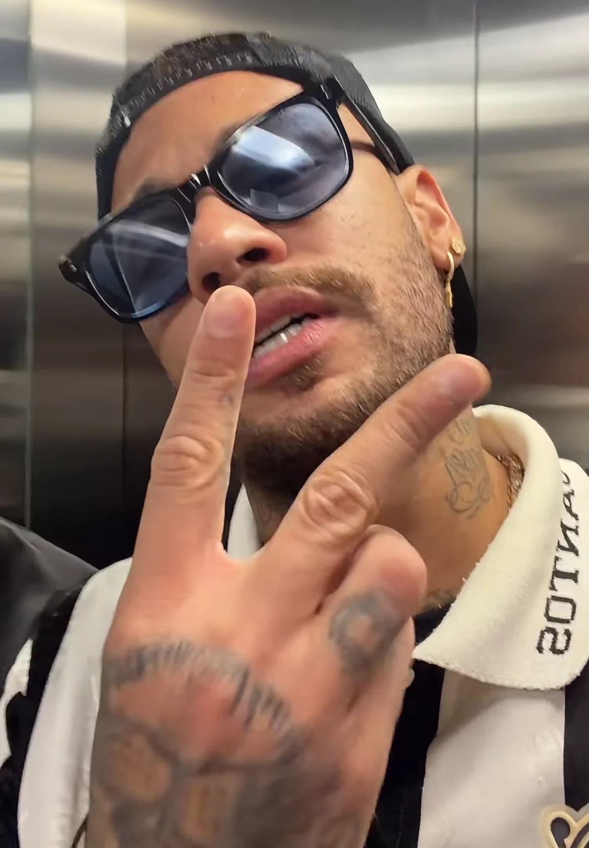 Neymar vota com camisa do Santos, é cercado por fãs e brinca: “Bem tranquilo”