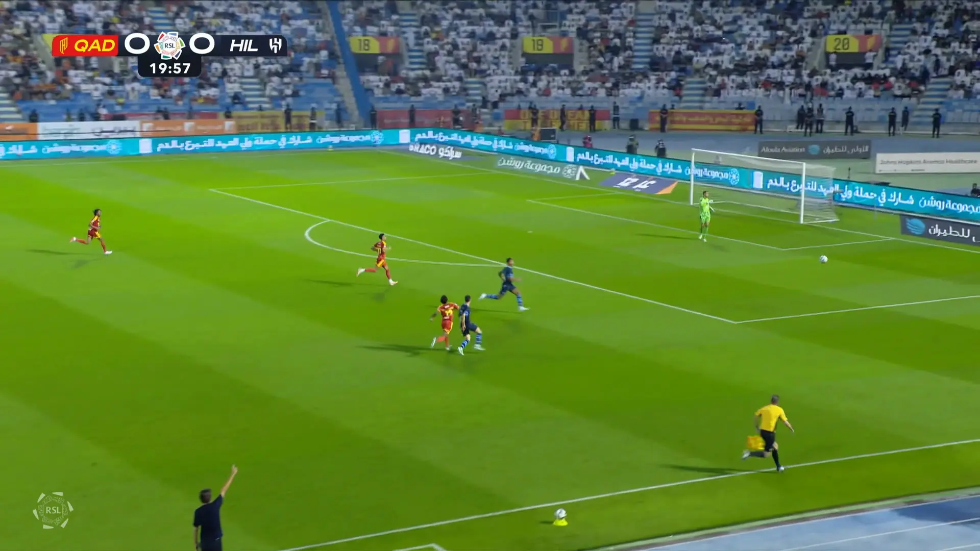 Martinelli conta com desvio e abre o placar em vitória do Al-Hilal; veja o lance