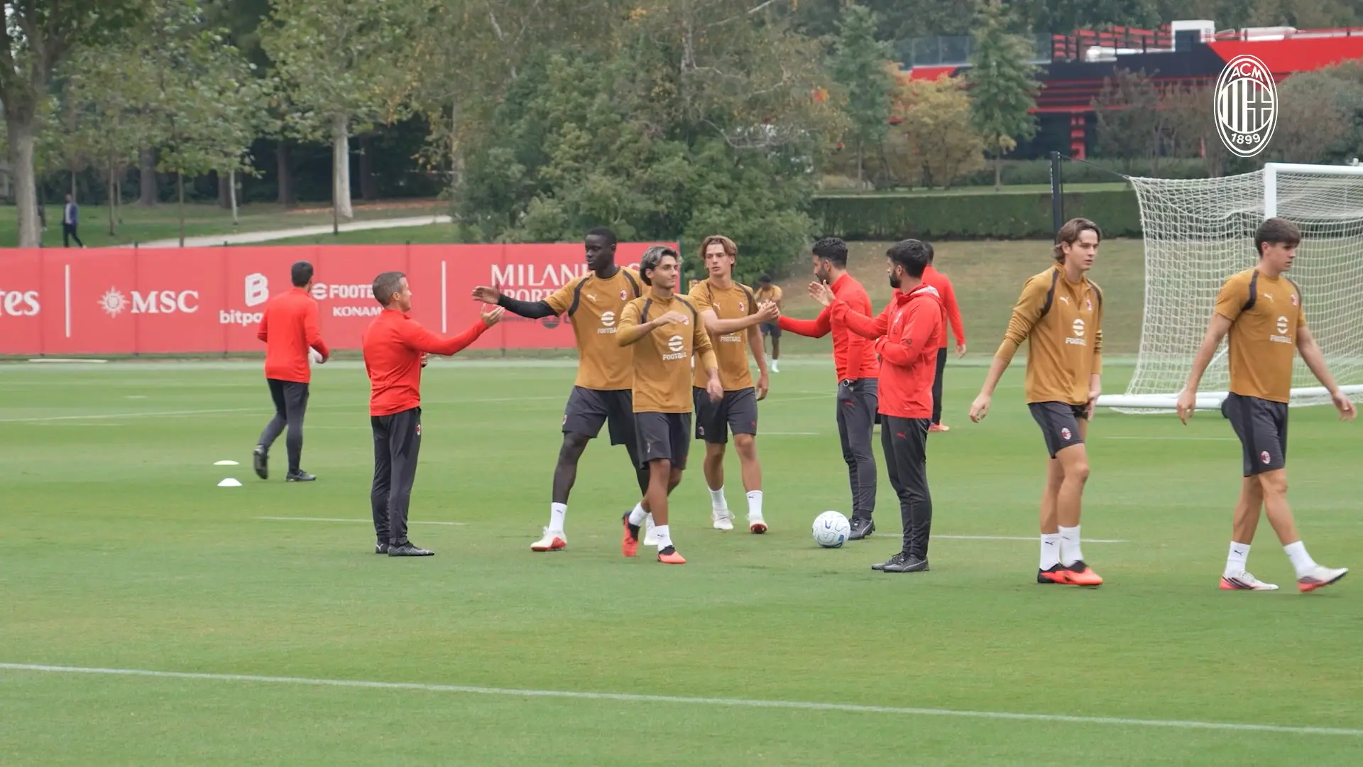 Milan volta aos trabalhos em Milanello