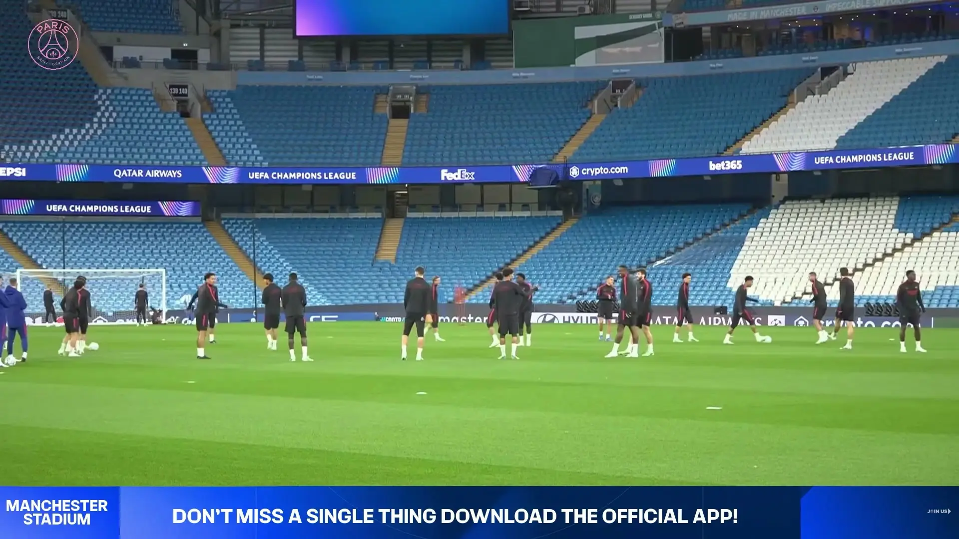 Vitinha leva bolada durante a preparação do PSG no Etihad