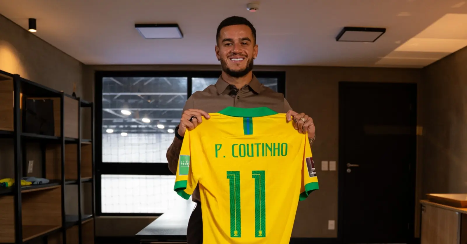 Coutinho leiloa coleção de camisas acumulada ao longo da carreira em ação beneficente