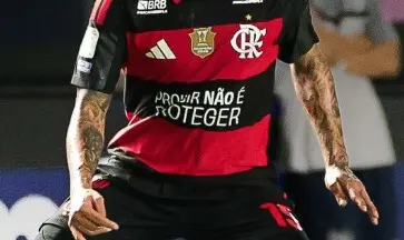 Flamengo estampa frase contra proibição das bets em uniforme diante do Santos
