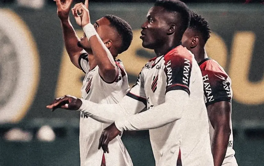 Viveros faz dois, Athletico-PR goleia Chapecoense e retoma terceiro lugar no Brasileirão
