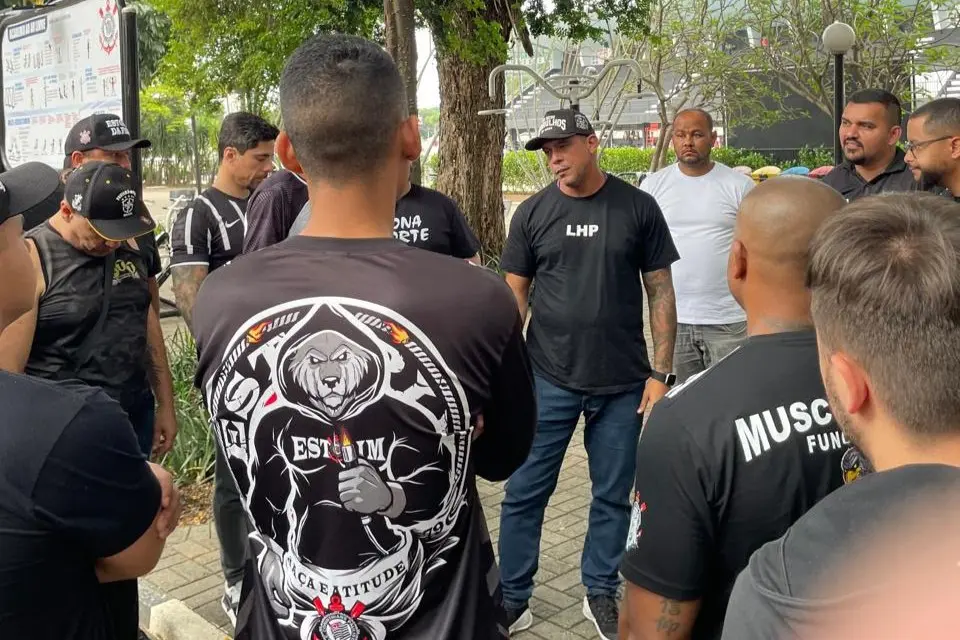 Organizadas do Corinthians pedem saída de Paz e afastamento de Memphis em reunião com Stabile