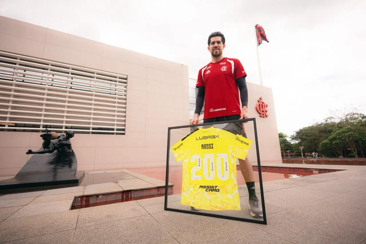 Rossi celebra 200 jogos pelo Flamengo e time treina para clássico