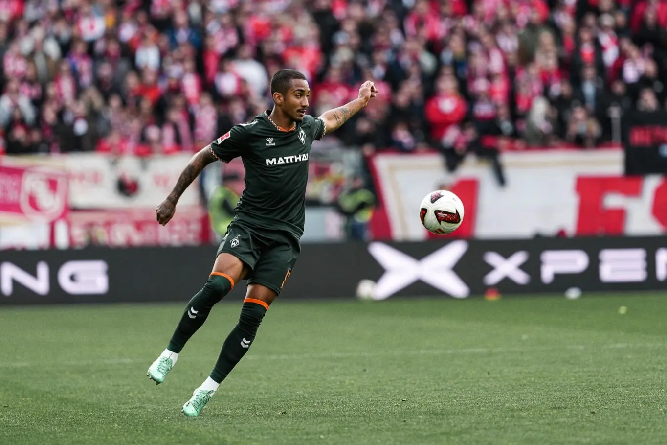 Ex-América-MG, lateral Arthur completa 50 jogos na Bundesliga em alta