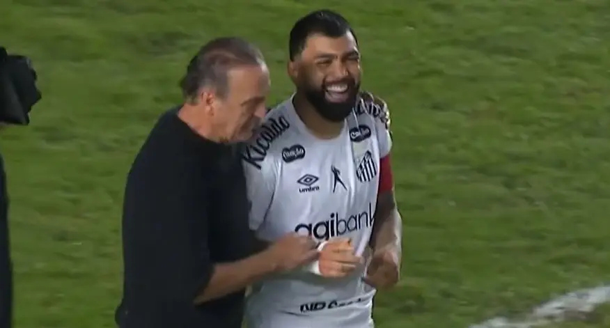 Cuca e Gabigol discutem no intervalo de Santos x Palmeiras, mas voltam abraçados
