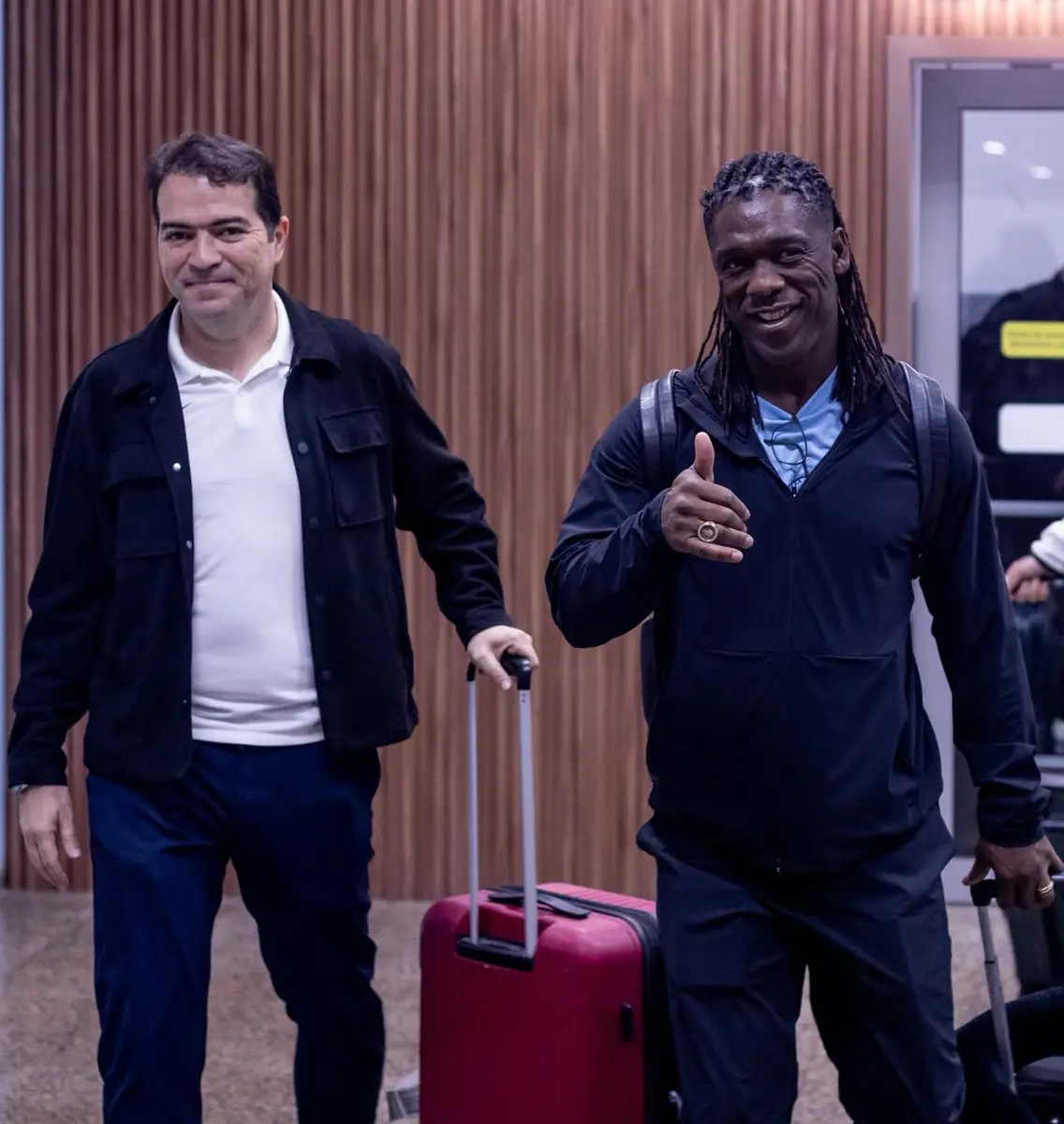 Seedorf desembarca em São Paulo para se apresentar ao Corinthians