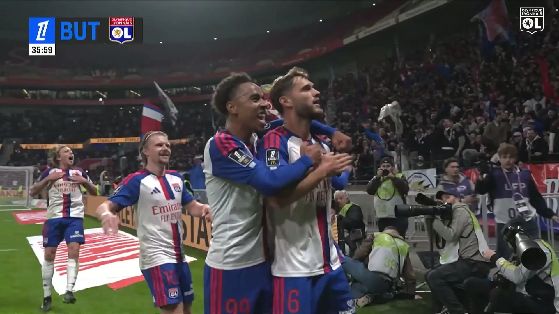 Lyon vence o Nice em um jogo dramático mesmo com um jogador a menos e segue na liderança