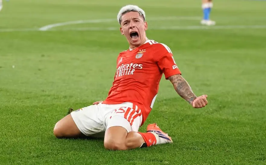 Benfica vira sobre Santa Clara e segue na caça ao líder Porto no Português