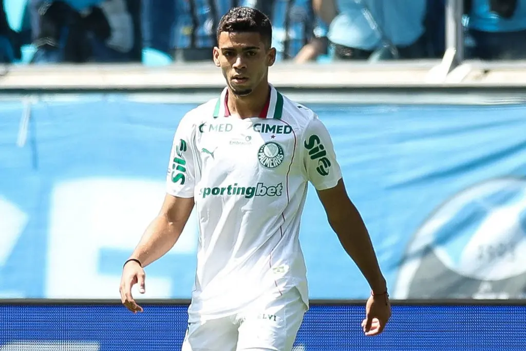 De contrato renovado, Arthur busca primeira participação em gol pelo Palmeiras
