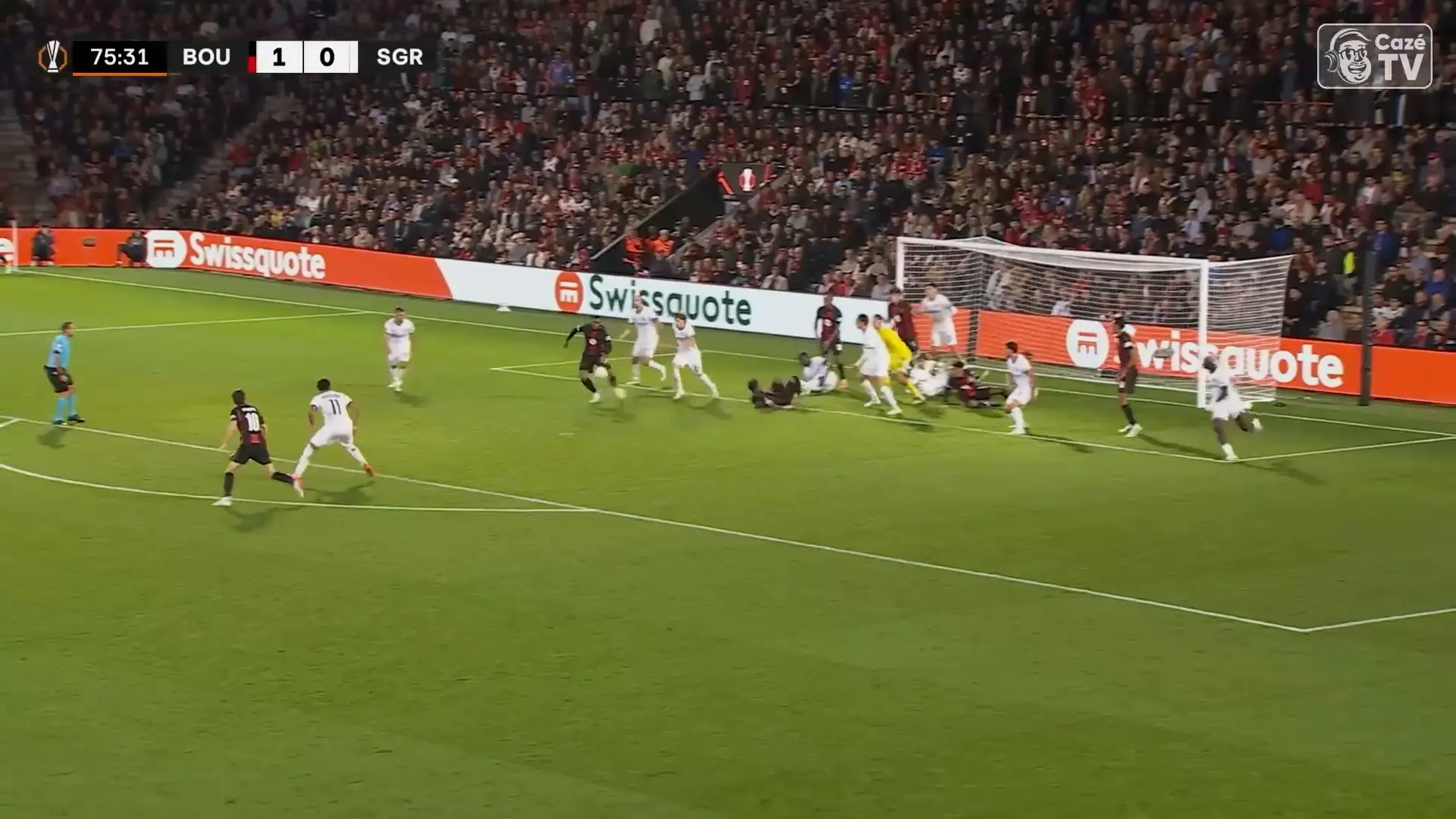 Rayan pega sobra em escanteio e marca na vitória do Bournemouth