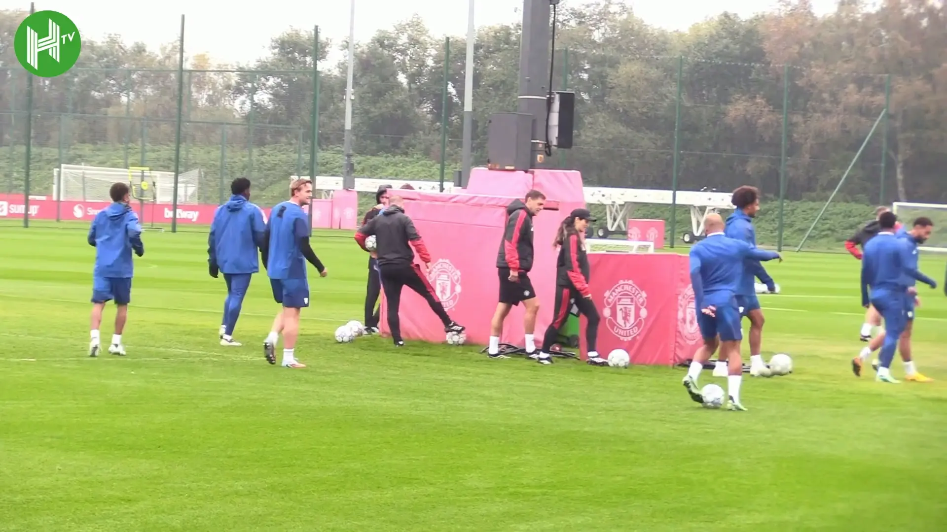 Clima descontraído em treino do United antes de duelo contra o Como