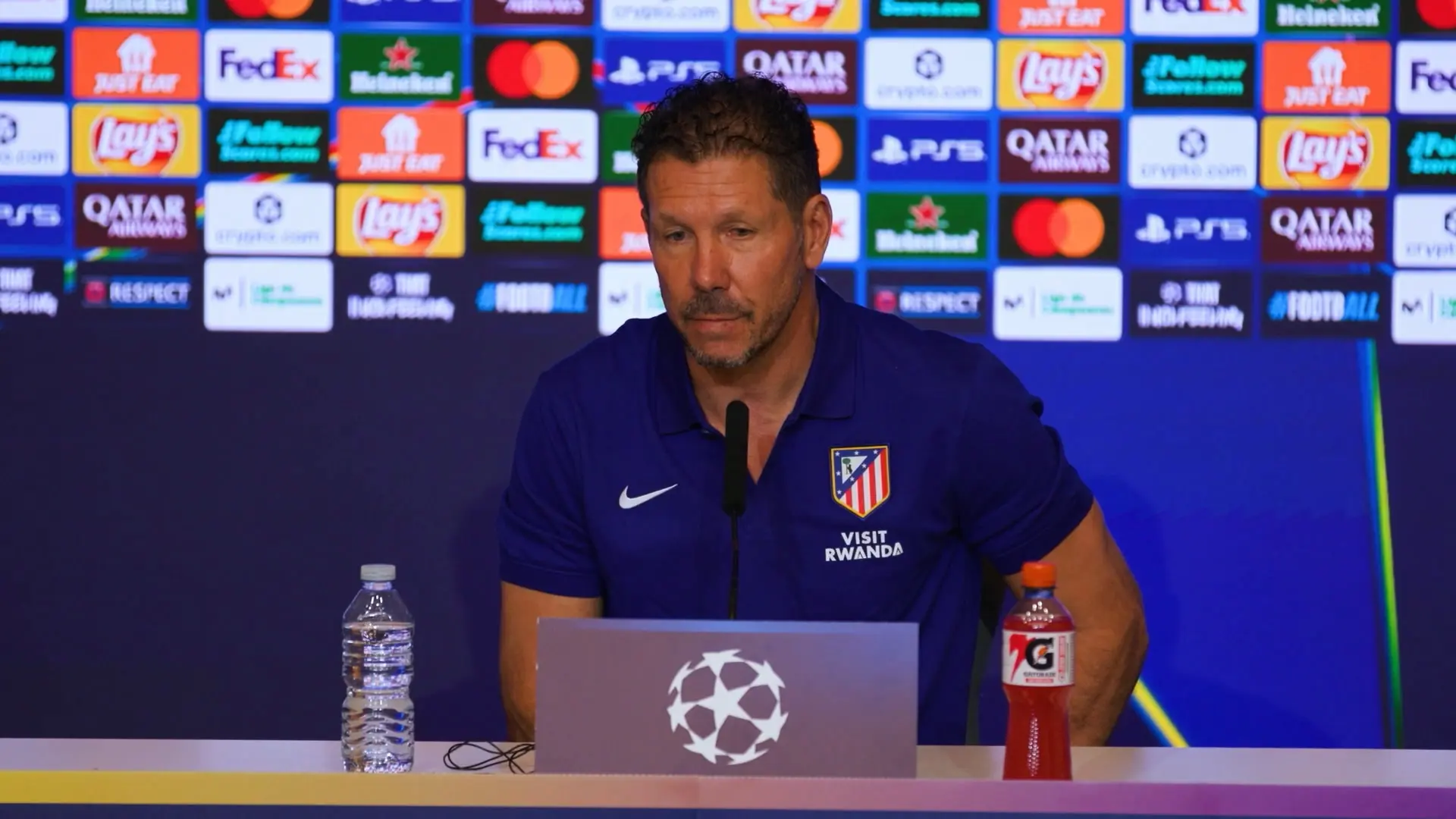 Simeone defende Julián Álvarez antes do duelo contra o Manchester United