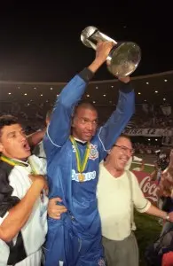 Dida completa 53 anos: relembre a carreira do ex-goleiro em fotos
