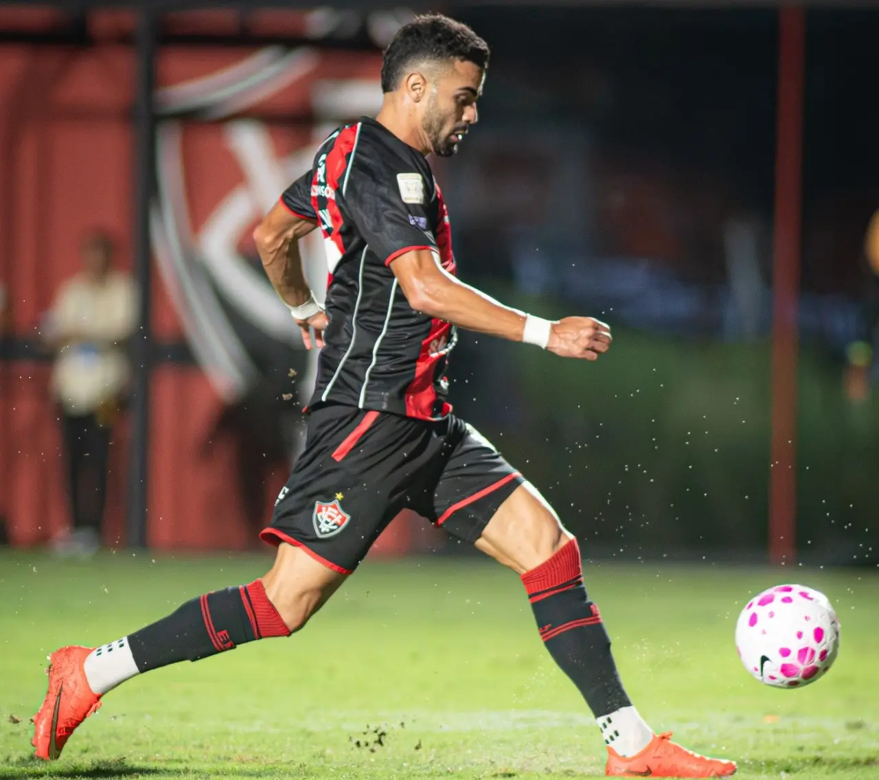 Lucas Silva celebra goleada do Vitória e projeta confronto direto com o São Paulo