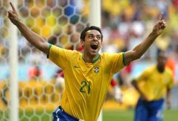 Fred completa 43 anos; relembre em fotos a carreira do ex-atacante